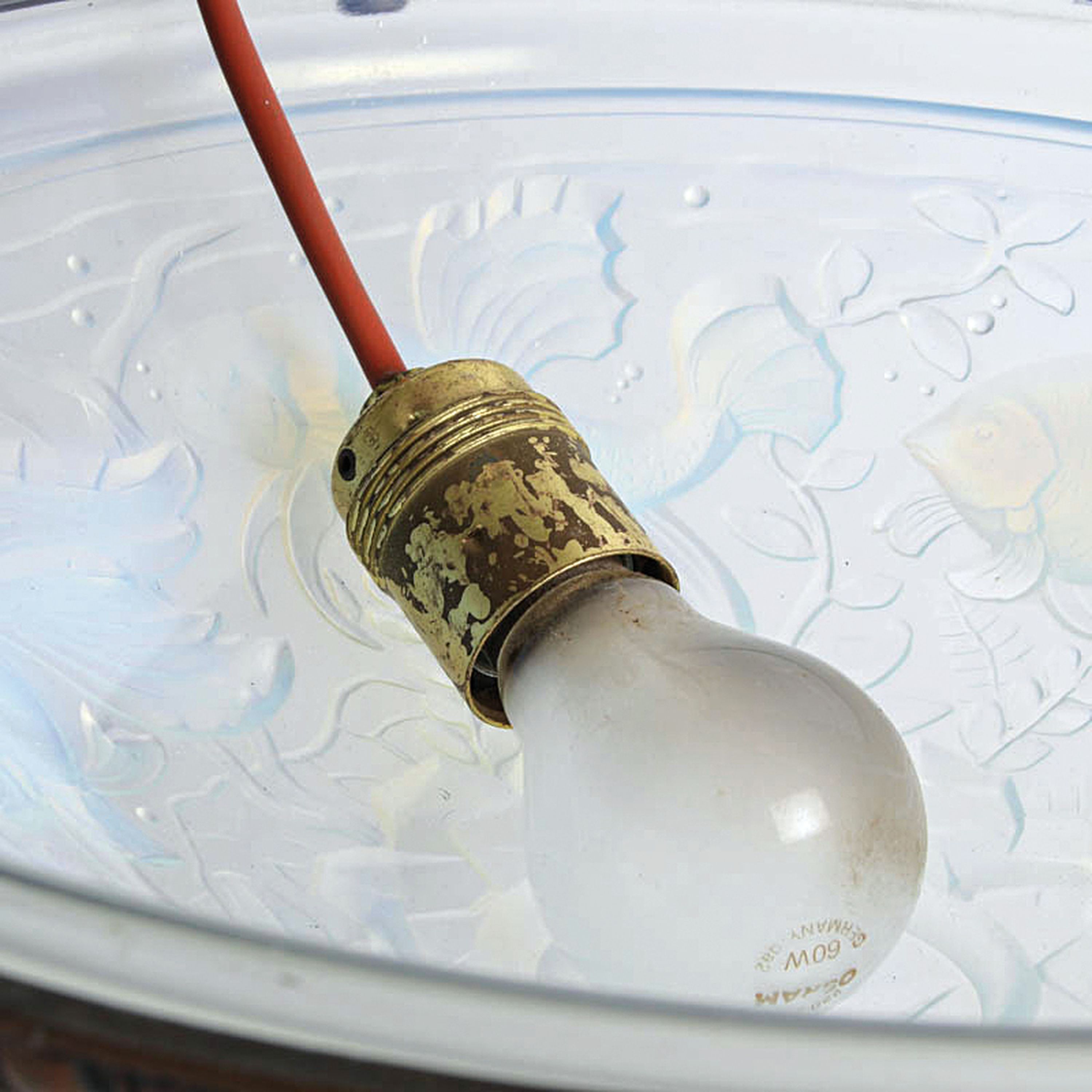 Detail b: Deckenlampe, Frankreich, 1950er Jahre, Metallmontur, Opalinglasschale reliefiert mit Fischen, wohl Sabino, eine Brennstelle, Elektr. nicht geprüft, ...
