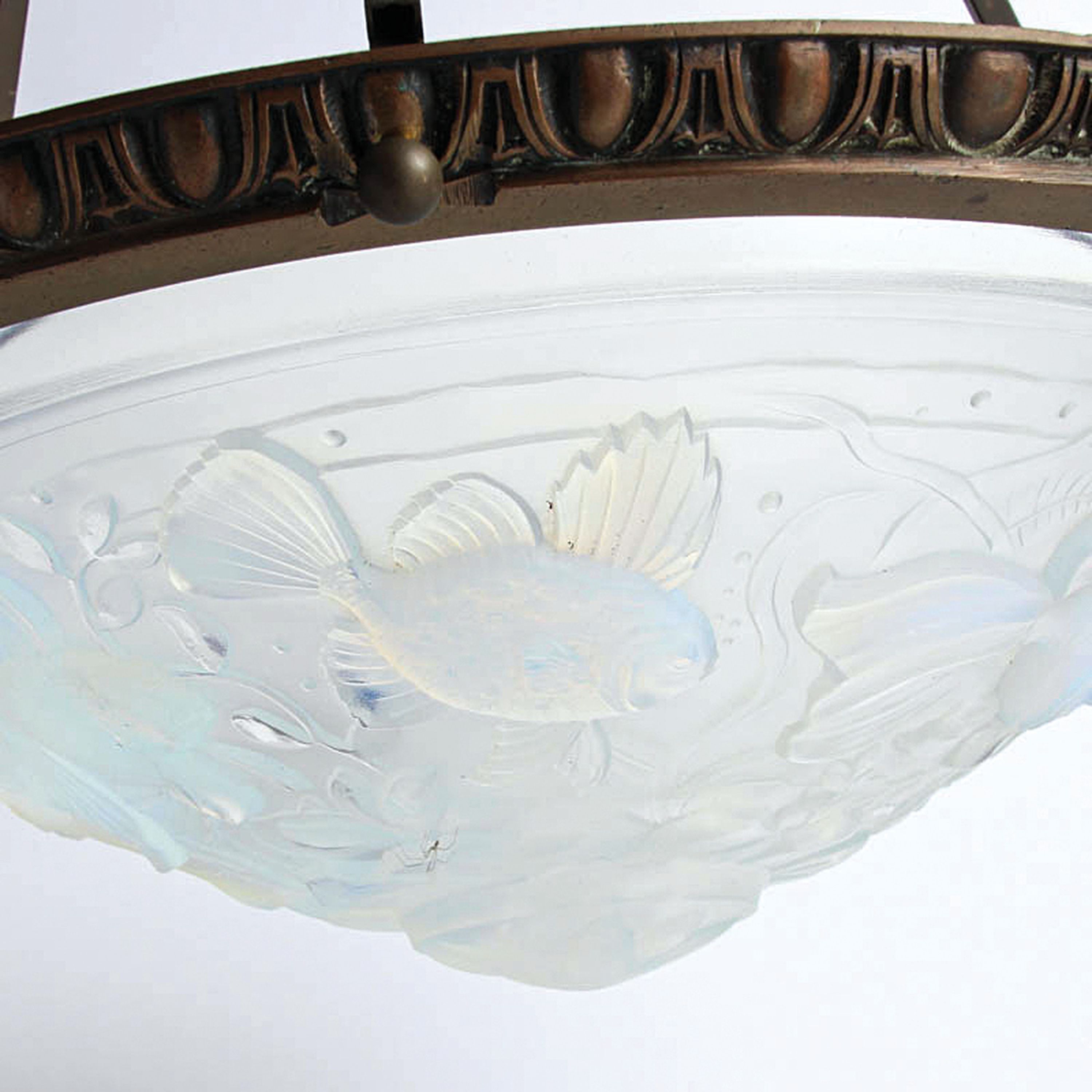 Detail c: Deckenlampe, Frankreich, 1950er Jahre, Metallmontur, Opalinglasschale reliefiert mit Fischen, wohl Sabino, eine Brennstelle, Elektr. nicht geprüft, ...