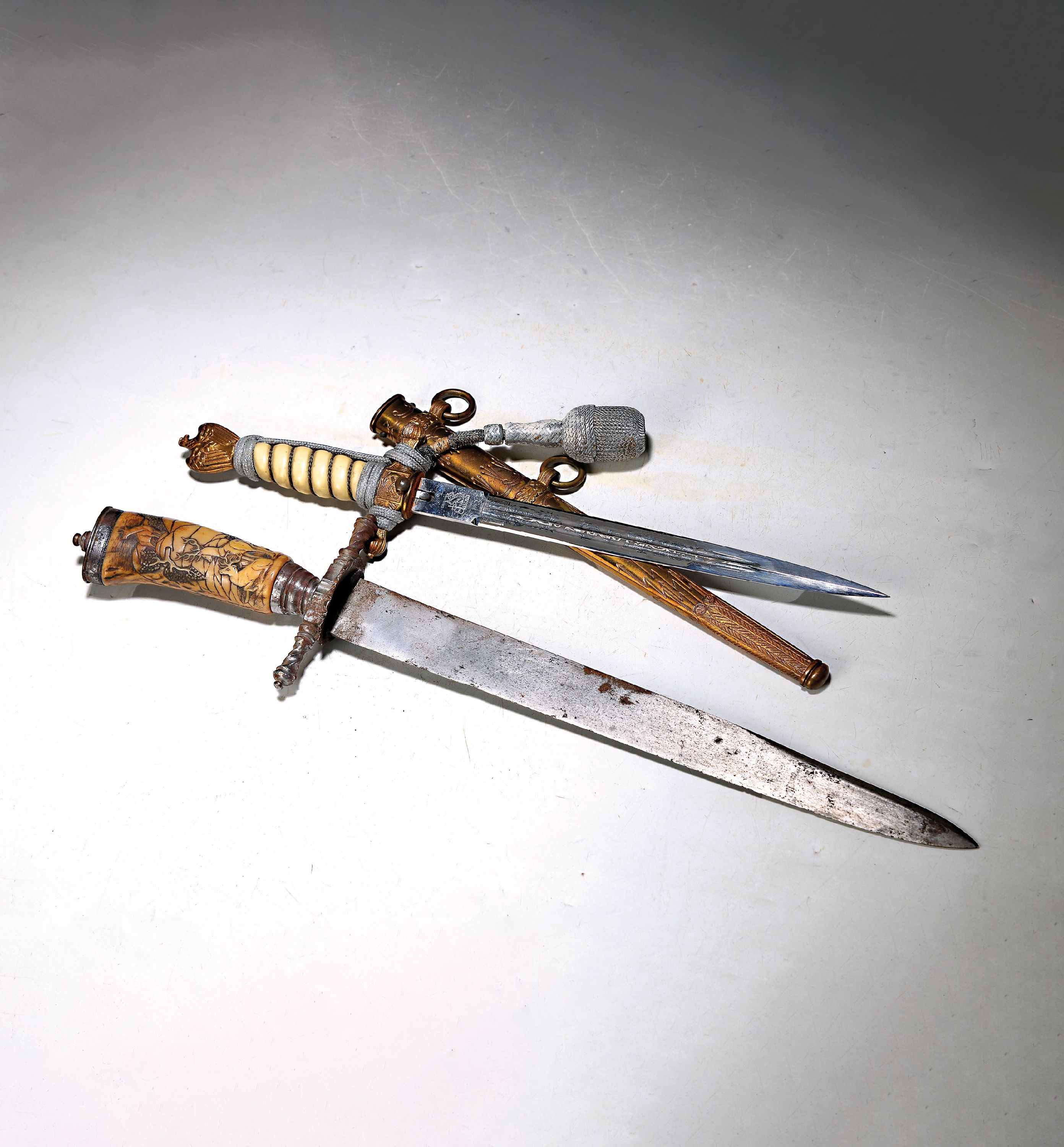 Konvolut Militaria: Dolch der Kriegsmarine mit diversen Stücken aus dem Kontext des Kreuzers "Emden, überwiegend 1935/36, Marine-Dolch Modell ...