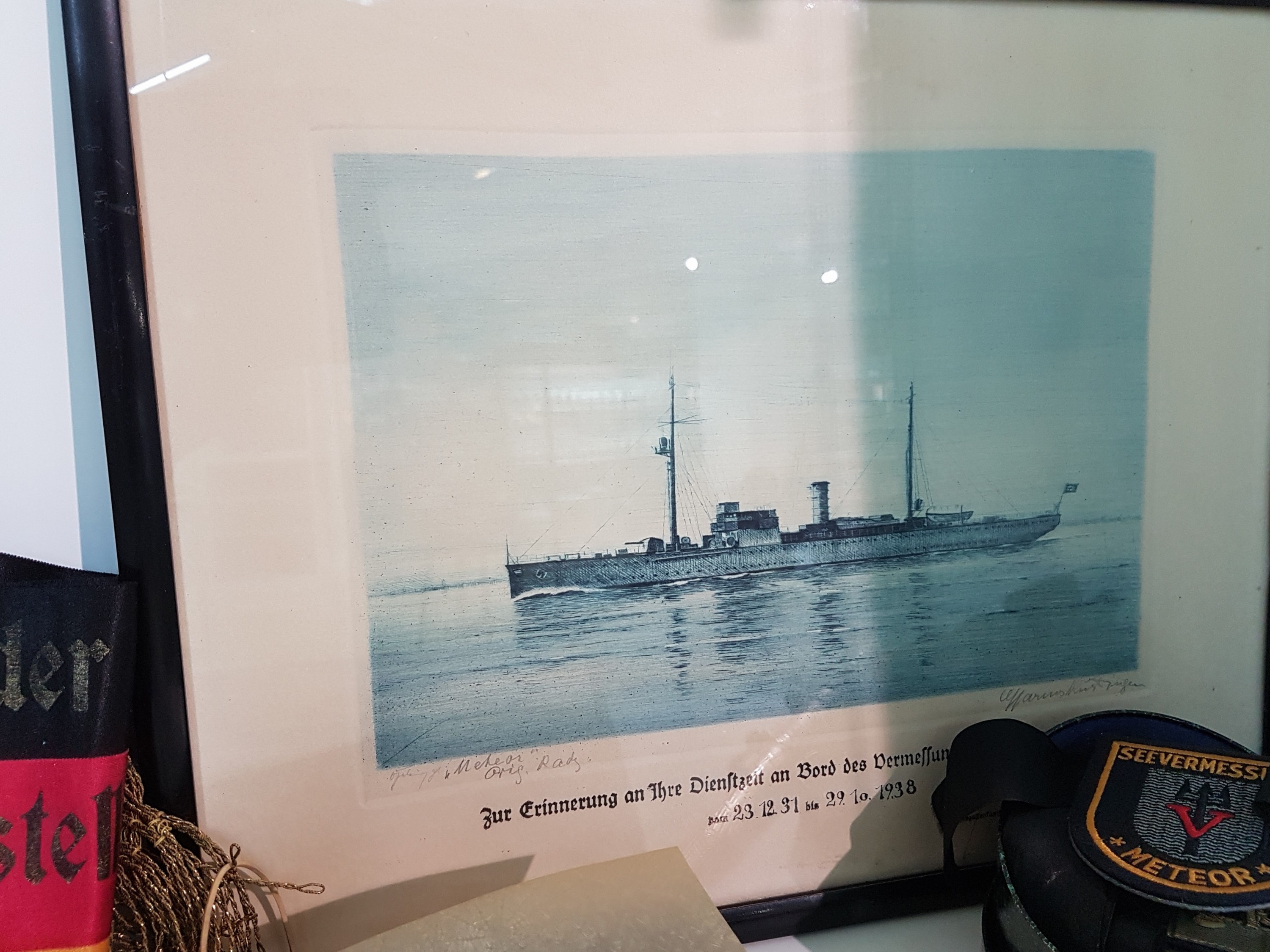 Detail f: Konvolut Militaria: Dolch der Kriegsmarine mit diversen Stücken aus dem Kontext des Kreuzers "Emden, überwiegend 1935/36, Marine-Dolch Modell ...