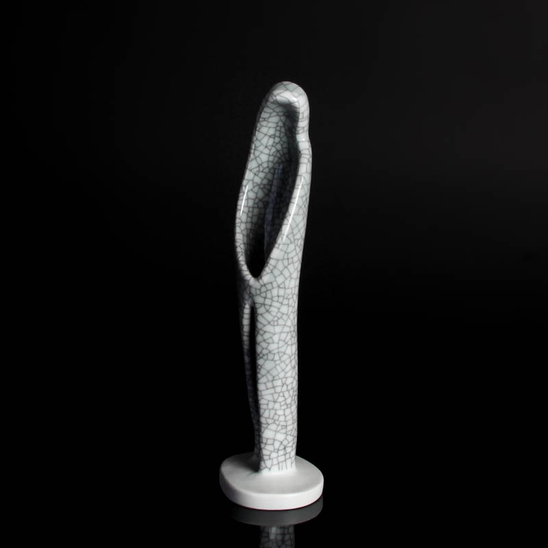 Detail a: Porzellanfigur Madonna, Rosenthal, Entw. Hans Stangl, Porzellan, grauer Krakéledekor, H. 27 cm
