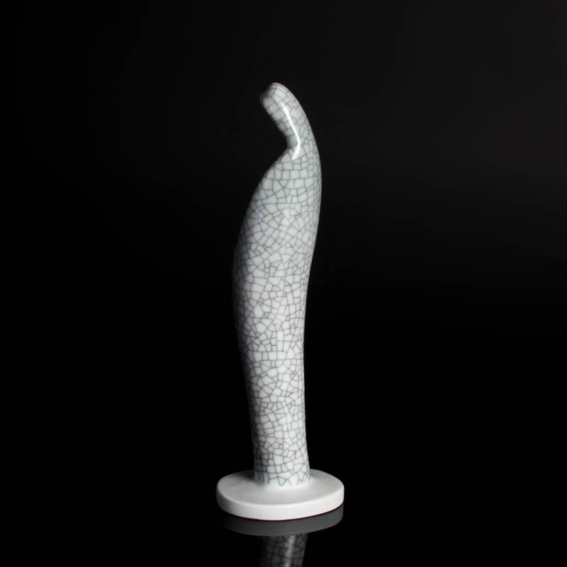 Detail b: Porzellanfigur Madonna, Rosenthal, Entw. Hans Stangl, Porzellan, grauer Krakéledekor, H. 27 cm