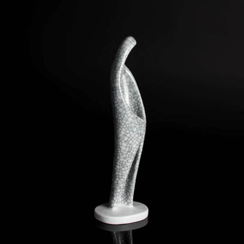 Detail c: Porzellanfigur Madonna, Rosenthal, Entw. Hans Stangl, Porzellan, grauer Krakéledekor, H. 27 cm