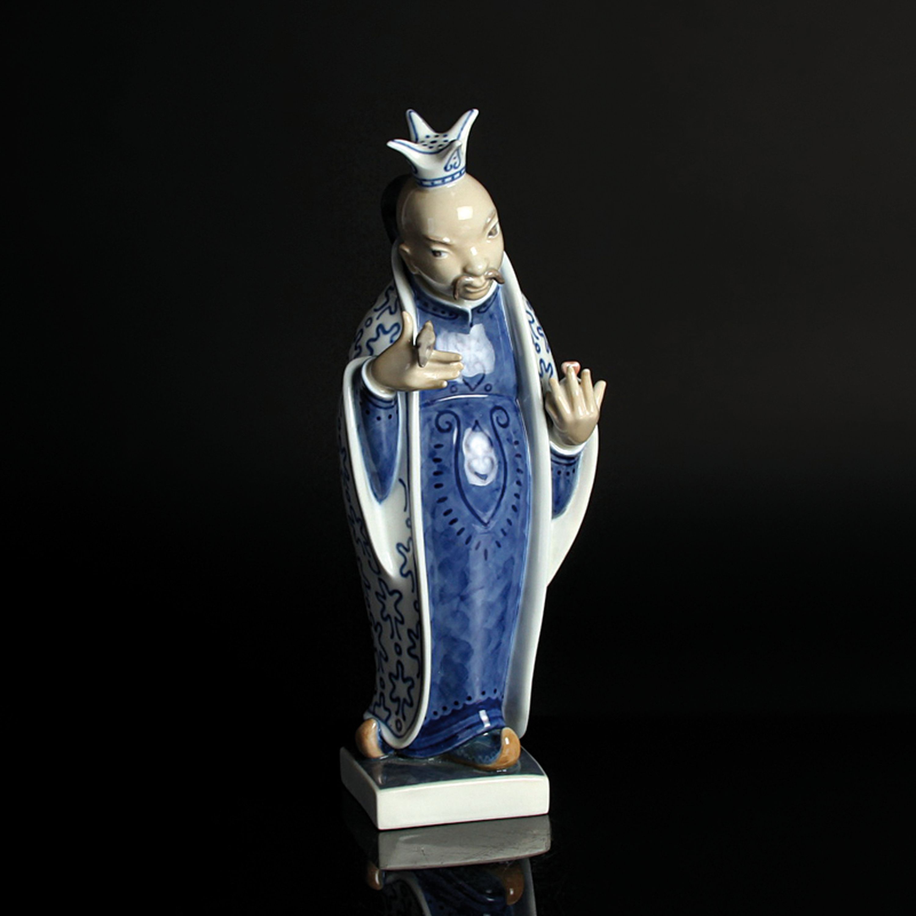 Detail a: Zwei Porzellanfiguren, Royal Copenhagen, Entw. Johannes Hedegaard und E. Thompson, Porzellan, farbig staffiert, "Der Kaiser und die ...