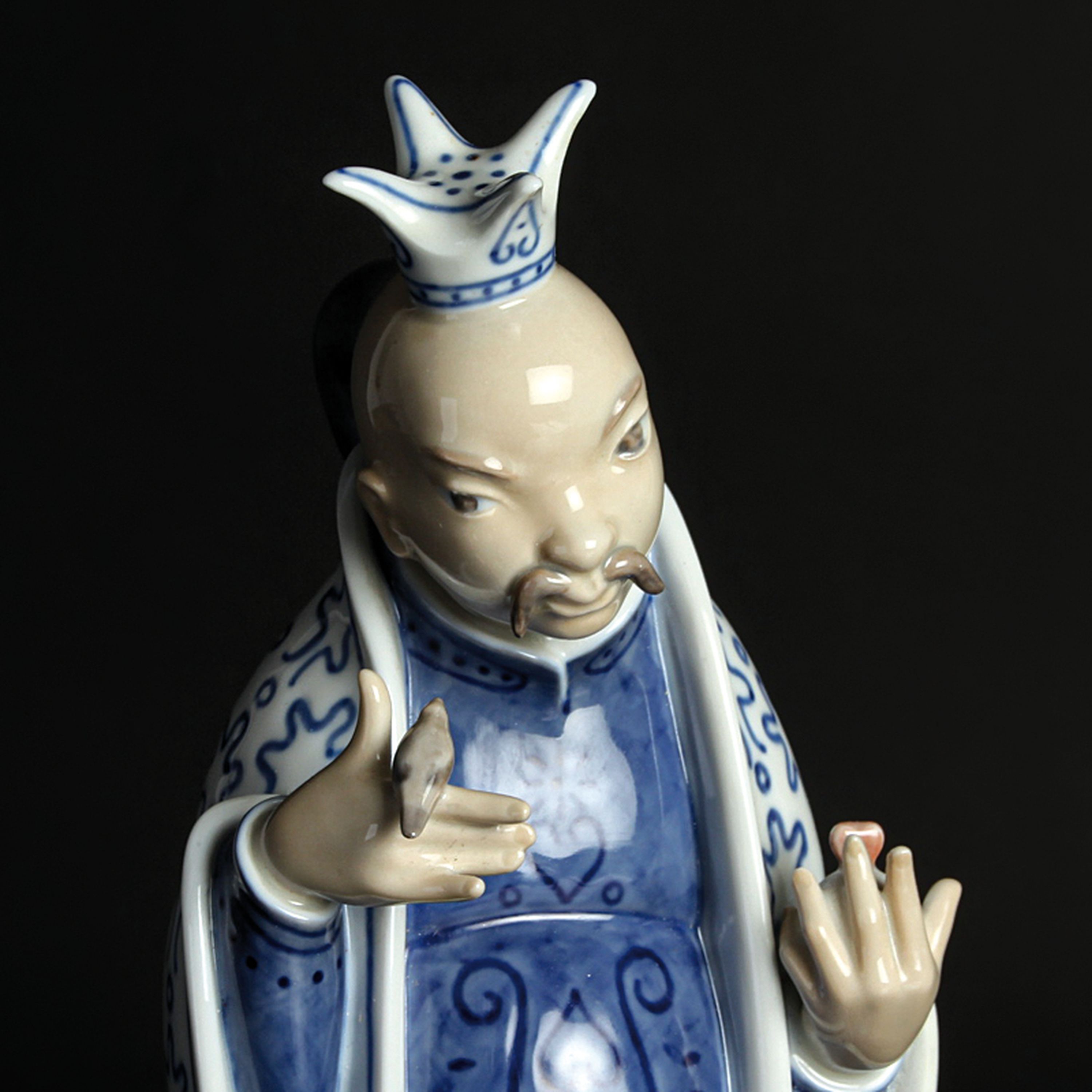 Detail b: Zwei Porzellanfiguren, Royal Copenhagen, Entw. Johannes Hedegaard und E. Thompson, Porzellan, farbig staffiert, "Der Kaiser und die ...