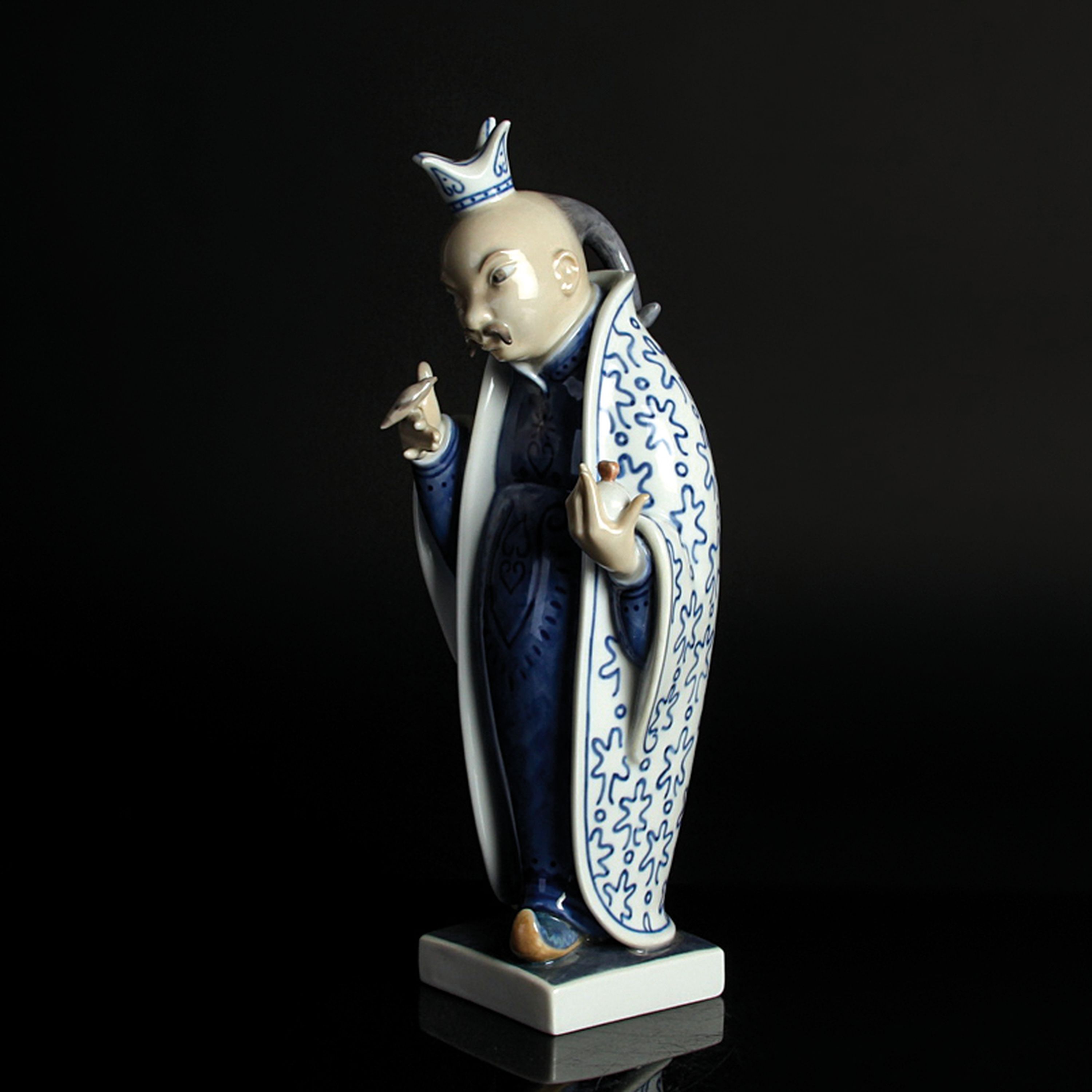 Detail c: Zwei Porzellanfiguren, Royal Copenhagen, Entw. Johannes Hedegaard und E. Thompson, Porzellan, farbig staffiert, "Der Kaiser und die ...