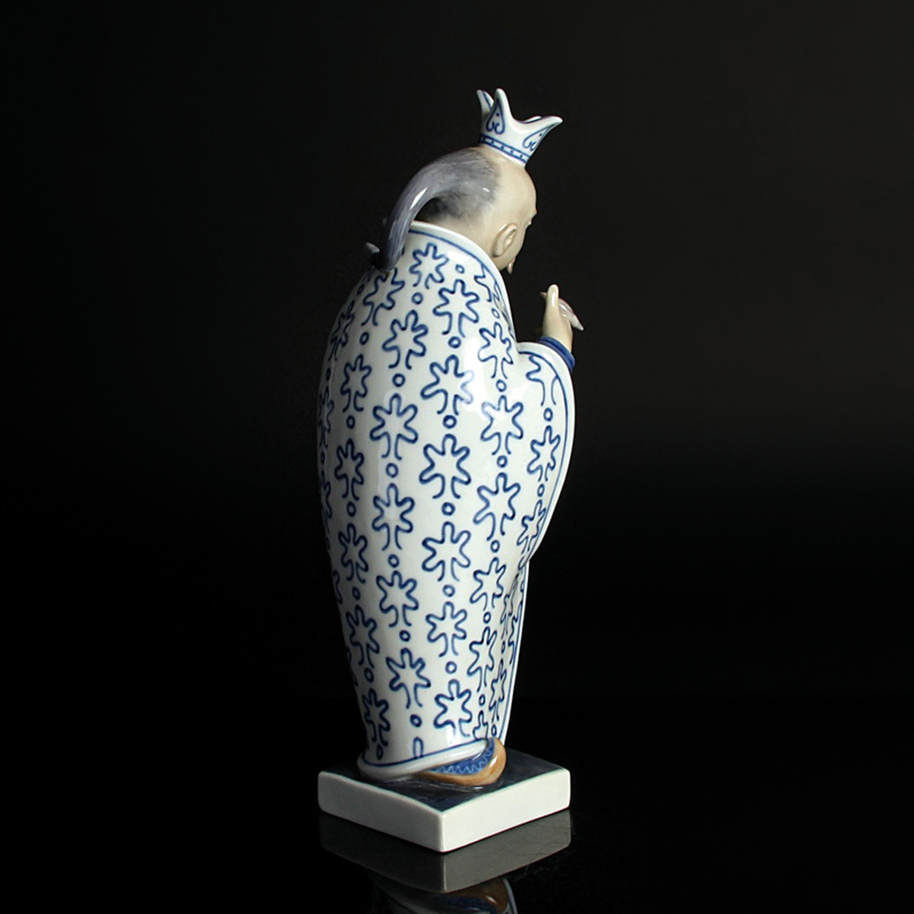 Detail d: Zwei Porzellanfiguren, Royal Copenhagen, Entw. Johannes Hedegaard und E. Thompson, Porzellan, farbig staffiert, "Der Kaiser und die ...