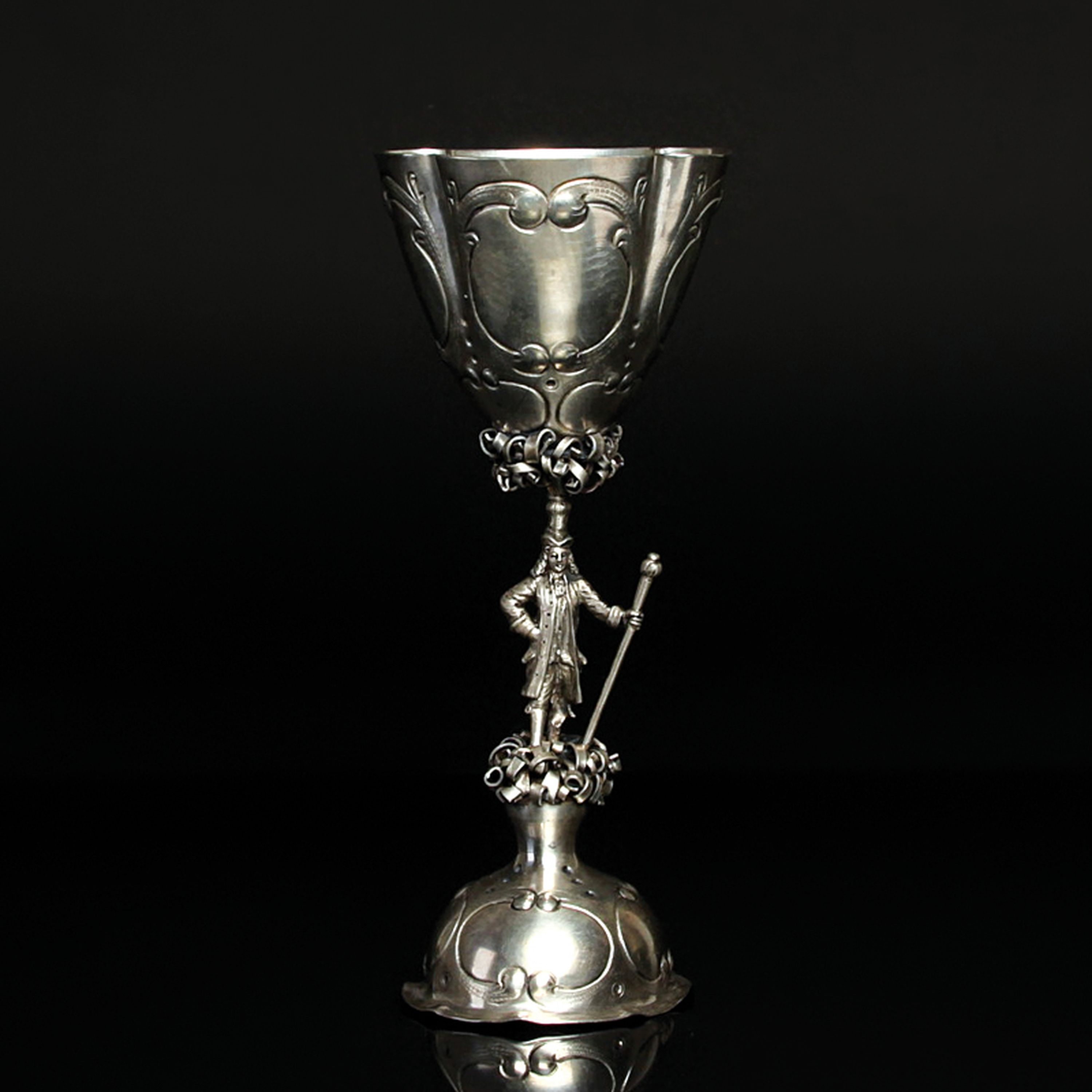 Trinkpokal in der Art eines Hansel im Keller des 18.Jh., deutsch, um 1900, 800er-Silber, Meistermarke SR bekrönt, ca. 134g, H. 18 cm, ohne ...
