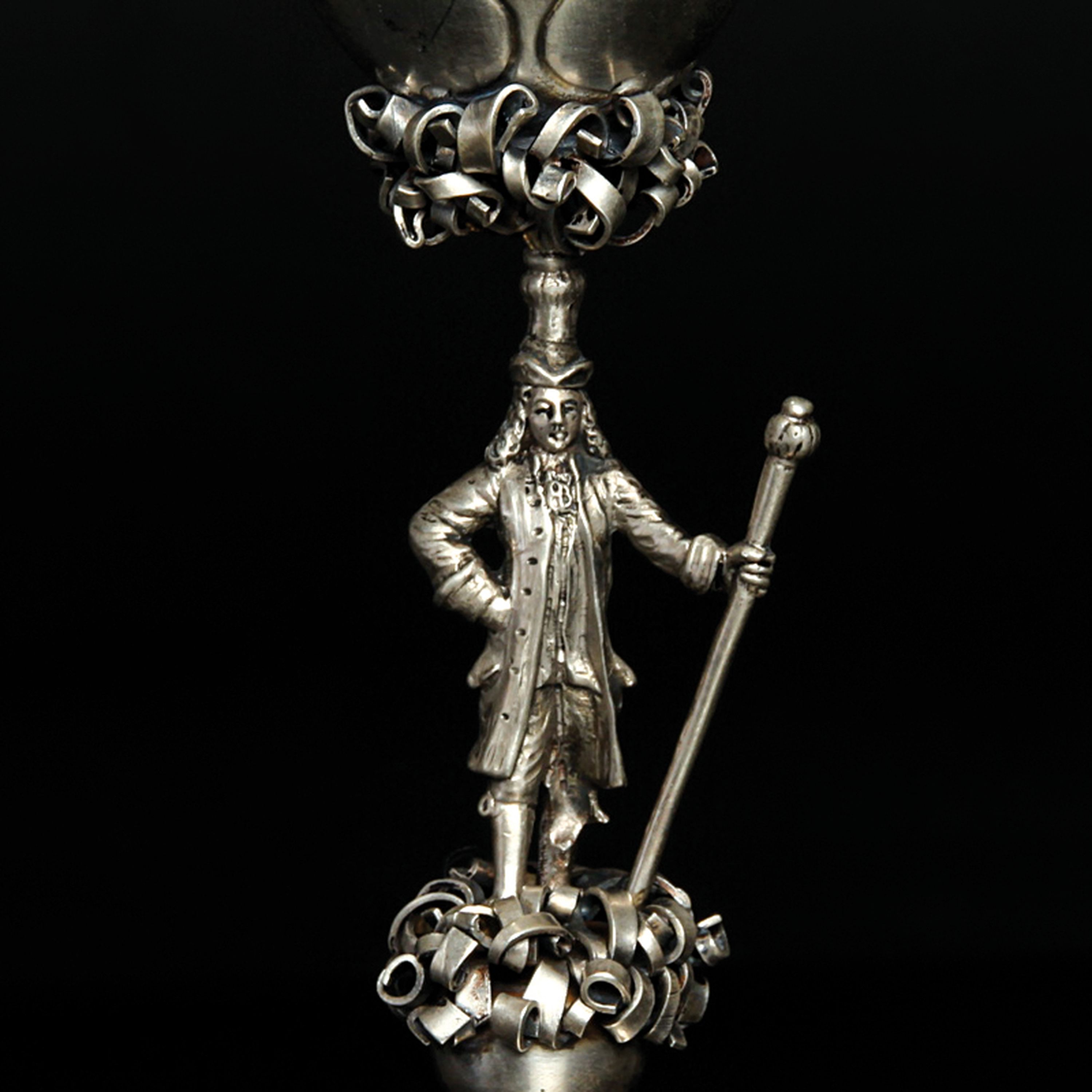 Detail a: Trinkpokal in der Art eines Hansel im Keller des 18.Jh., deutsch, um 1900, 800er-Silber, Meistermarke SR bekrönt, ca. 134g, H. 18 cm, ohne ...