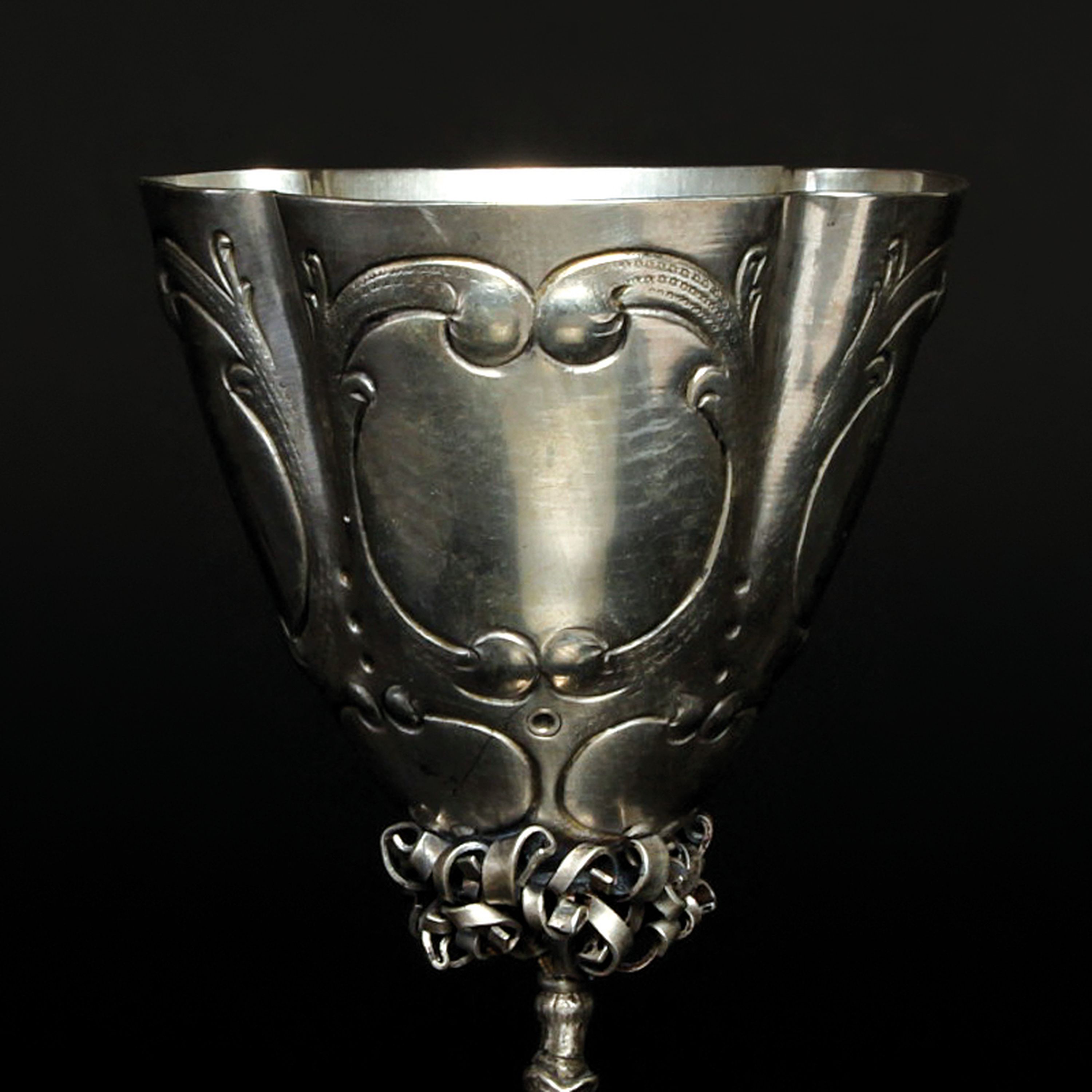 Detail b: Trinkpokal in der Art eines Hansel im Keller des 18.Jh., deutsch, um 1900, 800er-Silber, Meistermarke SR bekrönt, ca. 134g, H. 18 cm, ohne ...