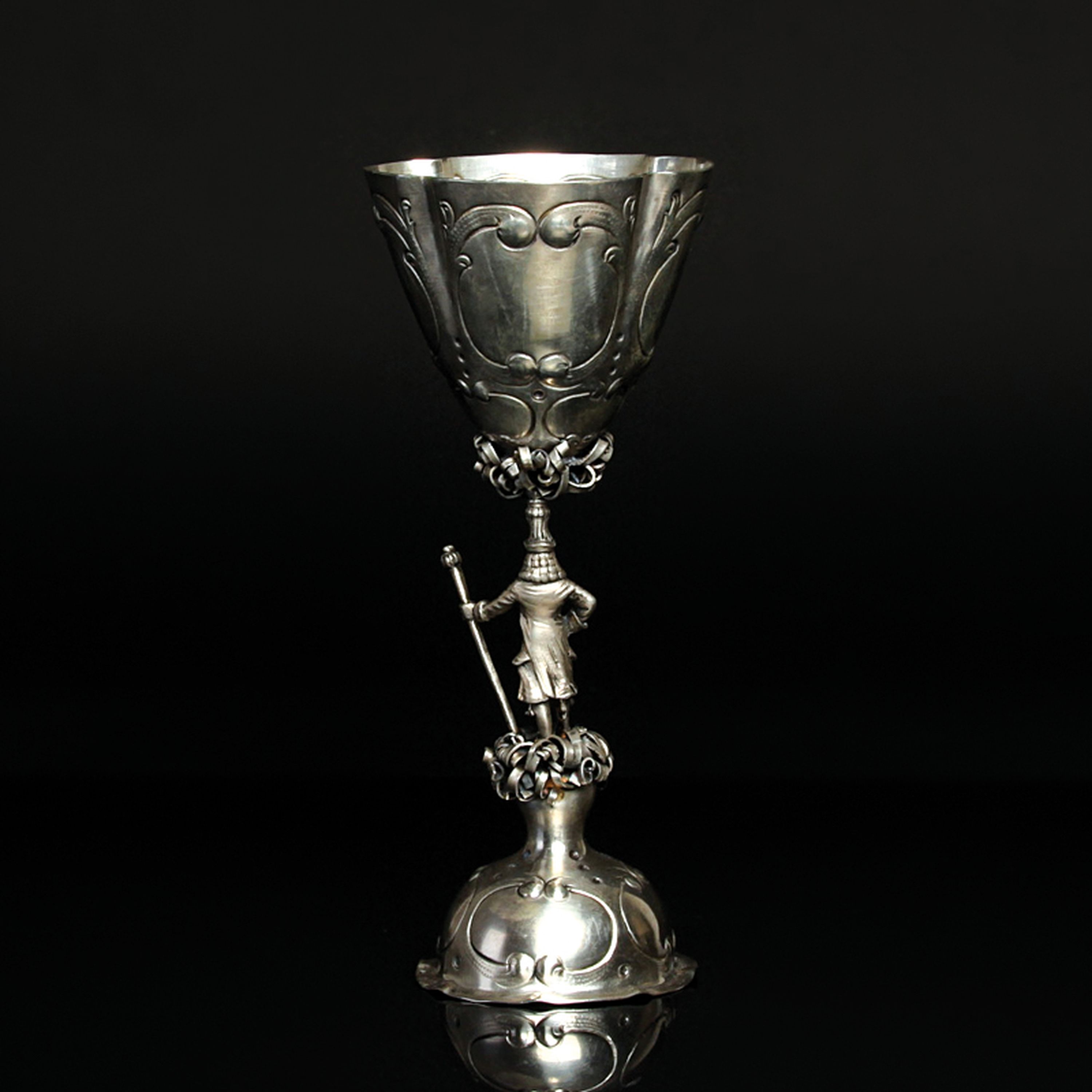Detail d: Trinkpokal in der Art eines Hansel im Keller des 18.Jh., deutsch, um 1900, 800er-Silber, Meistermarke SR bekrönt, ca. 134g, H. 18 cm, ohne ...
