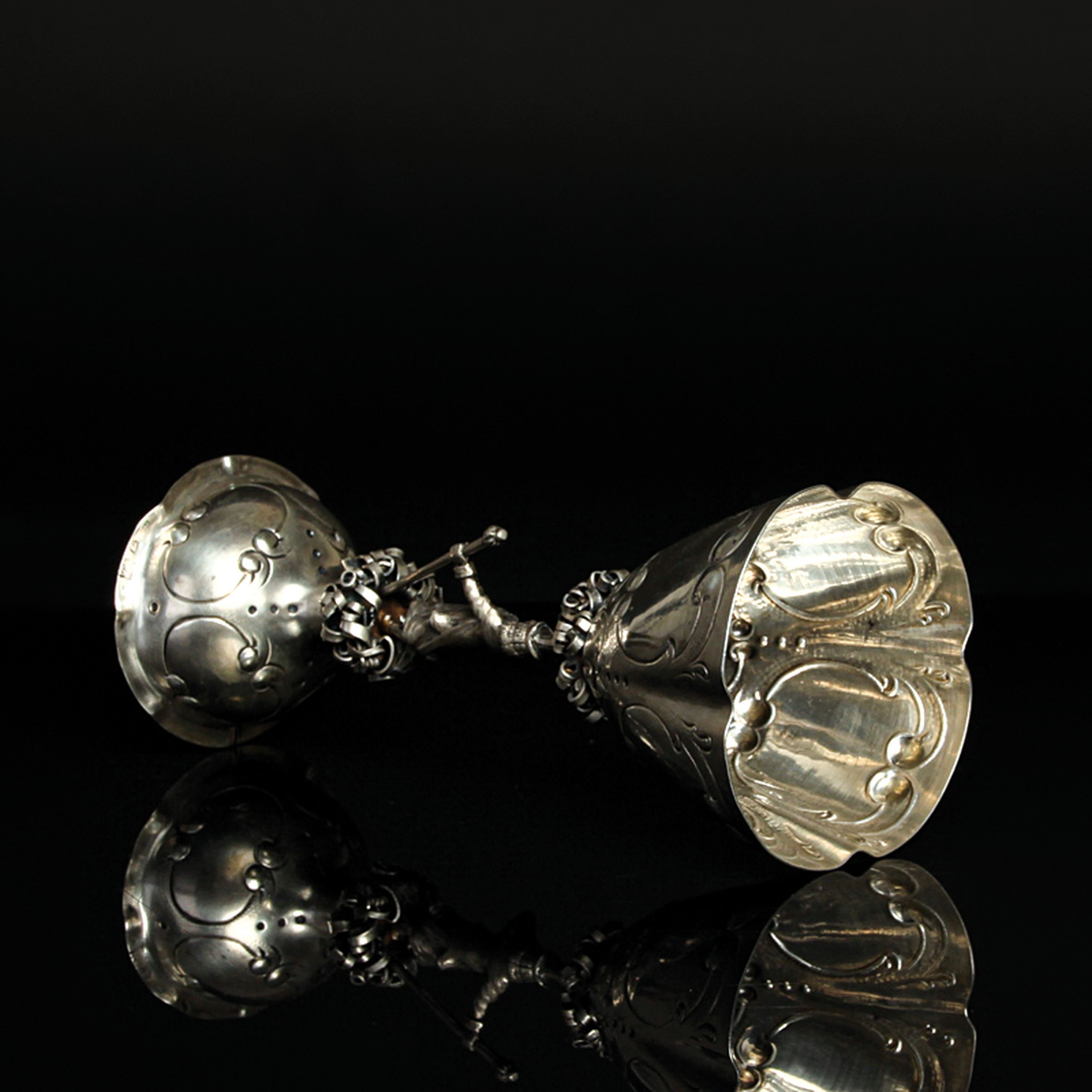 Detail e: Trinkpokal in der Art eines Hansel im Keller des 18.Jh., deutsch, um 1900, 800er-Silber, Meistermarke SR bekrönt, ca. 134g, H. 18 cm, ohne ...