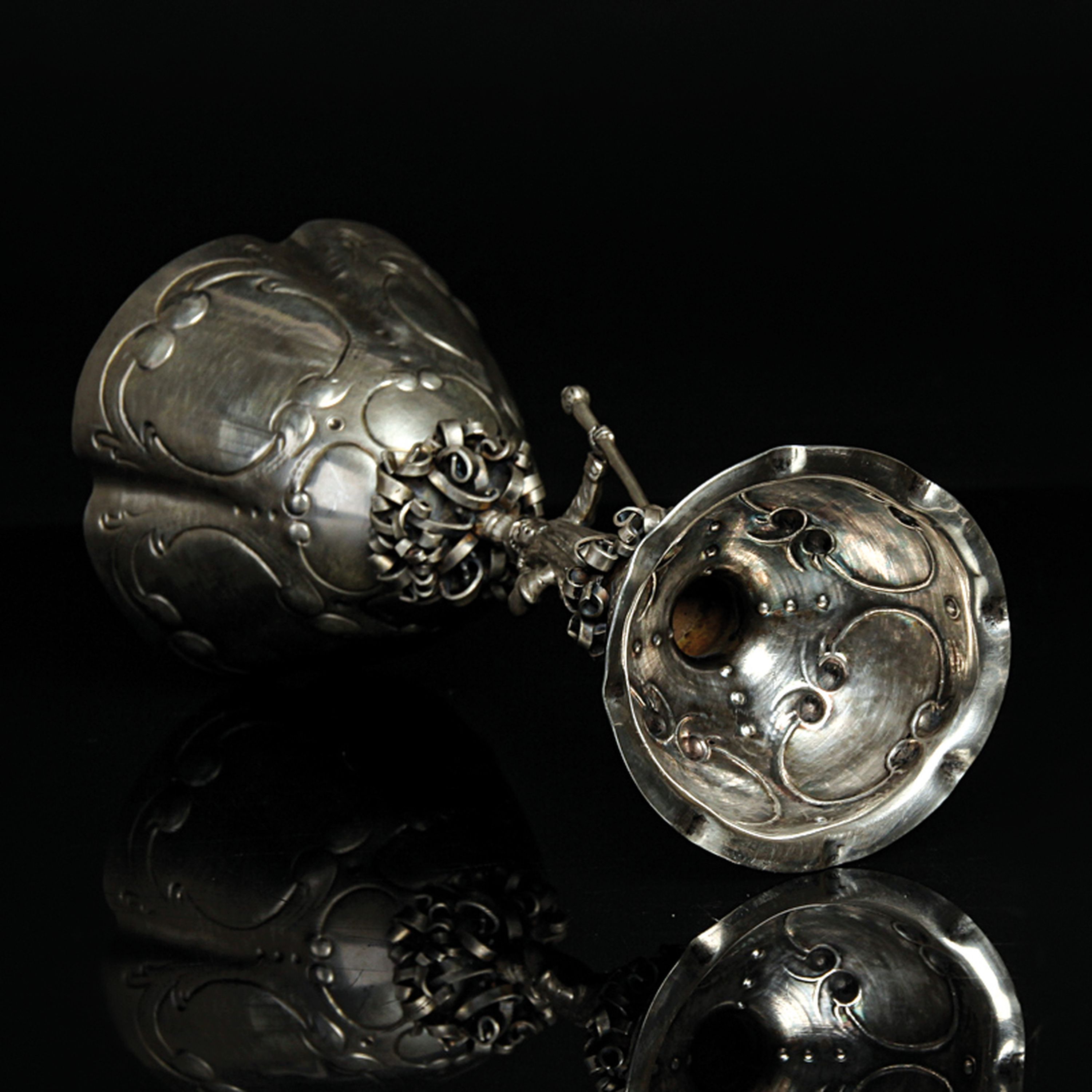 Detail f: Trinkpokal in der Art eines Hansel im Keller des 18.Jh., deutsch, um 1900, 800er-Silber, Meistermarke SR bekrönt, ca. 134g, H. 18 cm, ohne ...