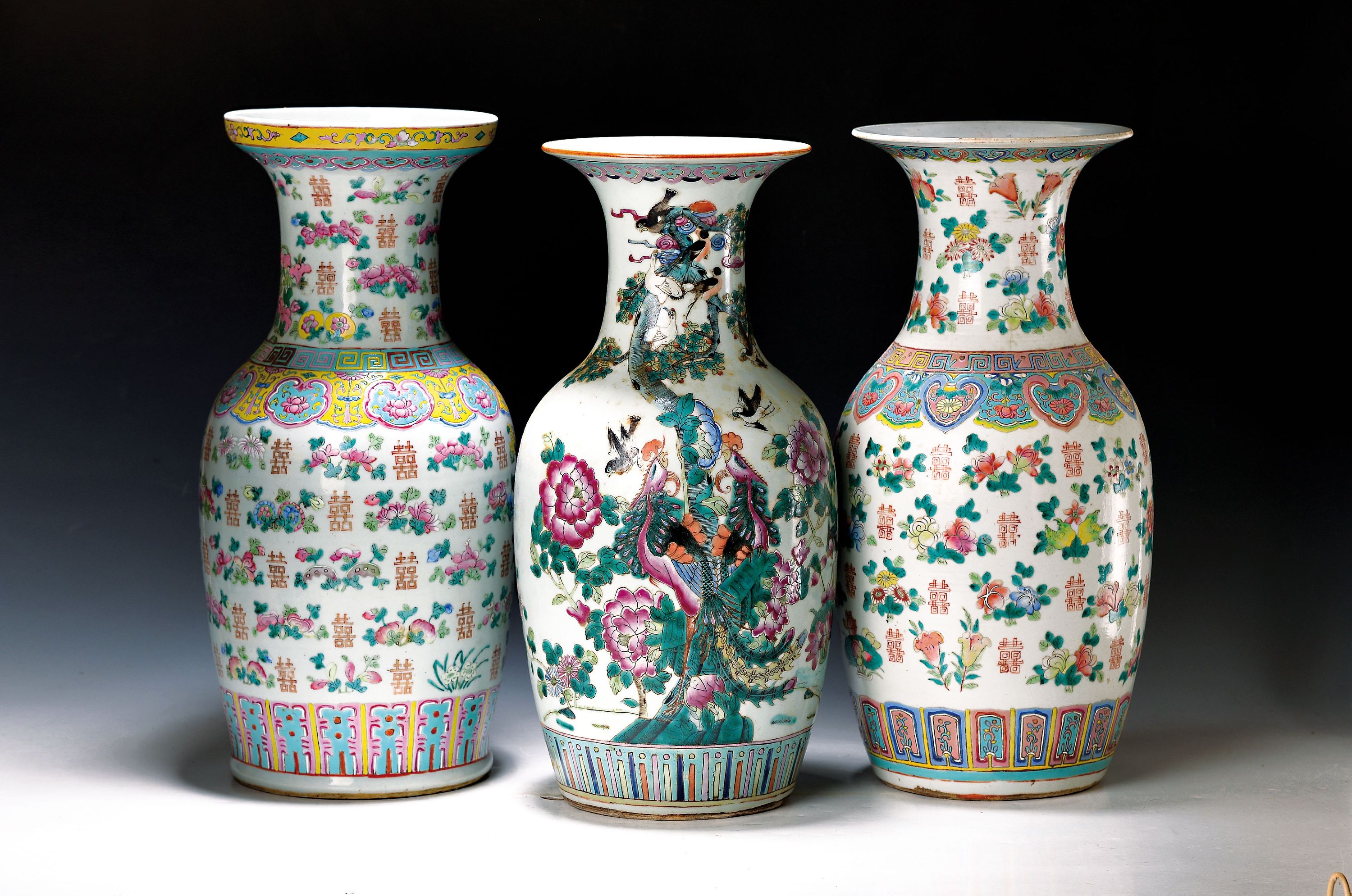 Drei Balustervasen, China, späte Quing bzw. um 1900, Aufglasurmalerei mit Blumen und Ornament, H. je 45 cm, je mit Zertifikat der China National ...