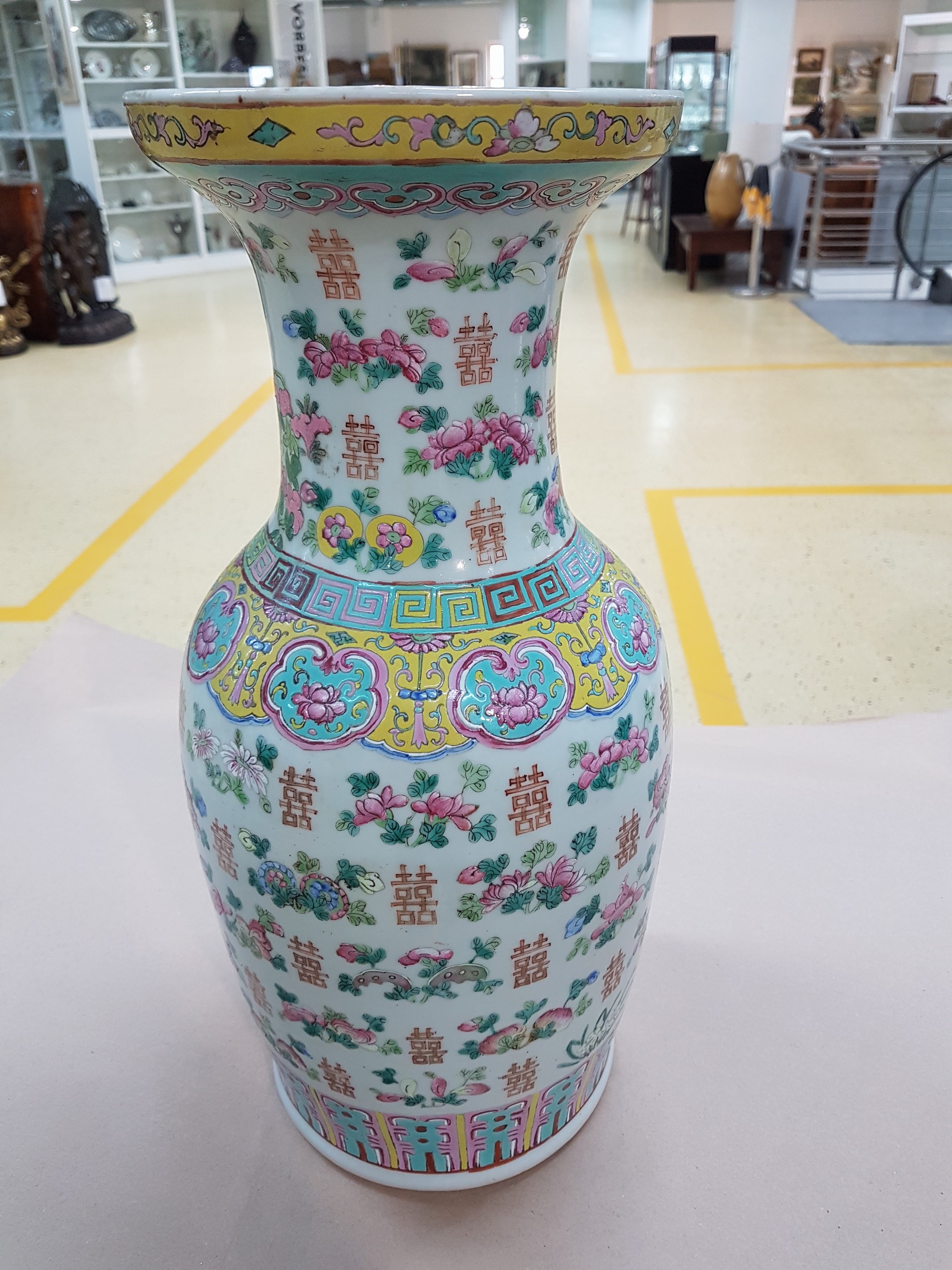 Detail a: Drei Balustervasen, China, späte Quing bzw. um 1900, Aufglasurmalerei mit Blumen und Ornament, H. je 45 cm, je mit Zertifikat der China National ...