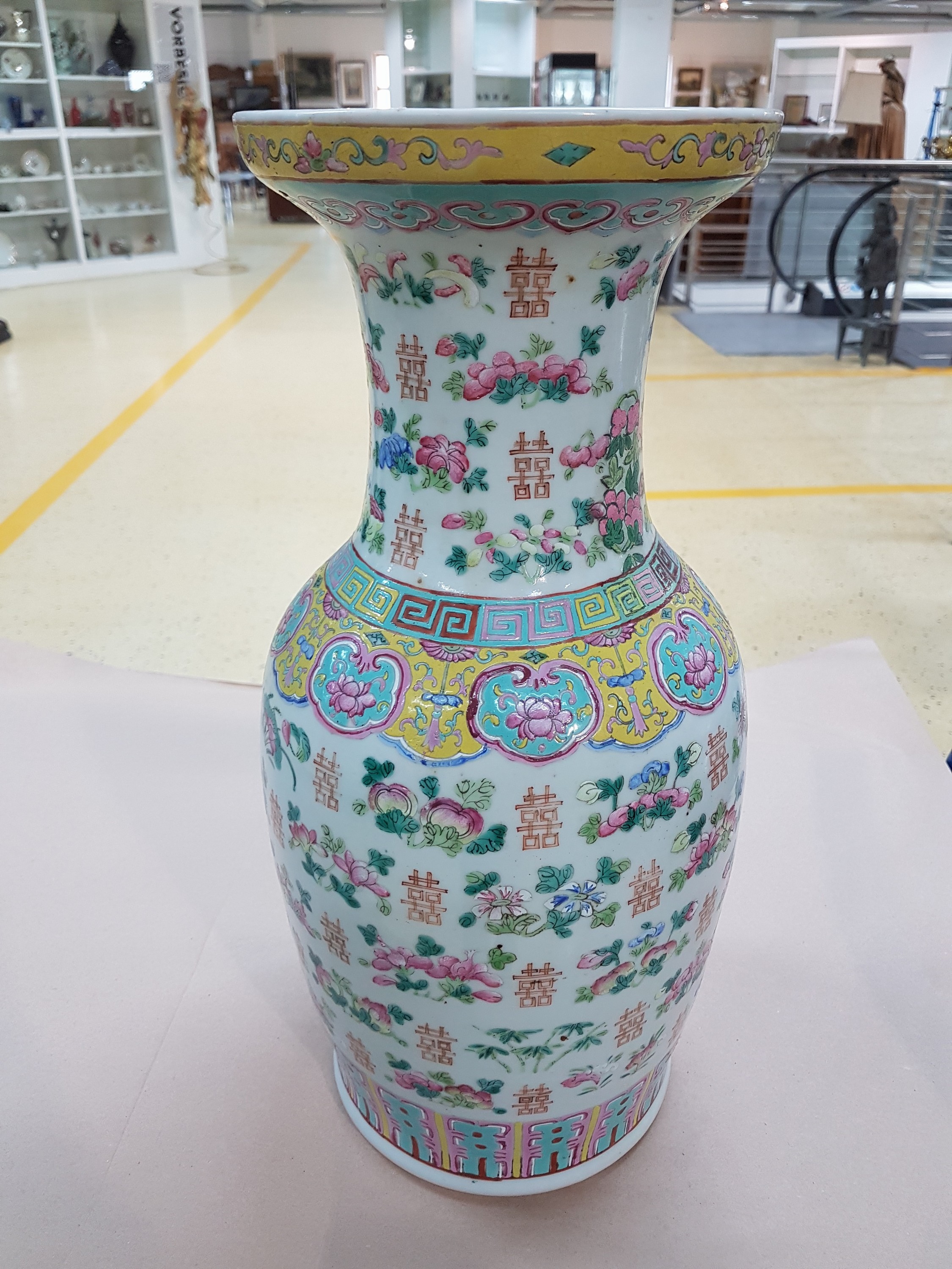 Detail b: Drei Balustervasen, China, späte Quing bzw. um 1900, Aufglasurmalerei mit Blumen und Ornament, H. je 45 cm, je mit Zertifikat der China National ...