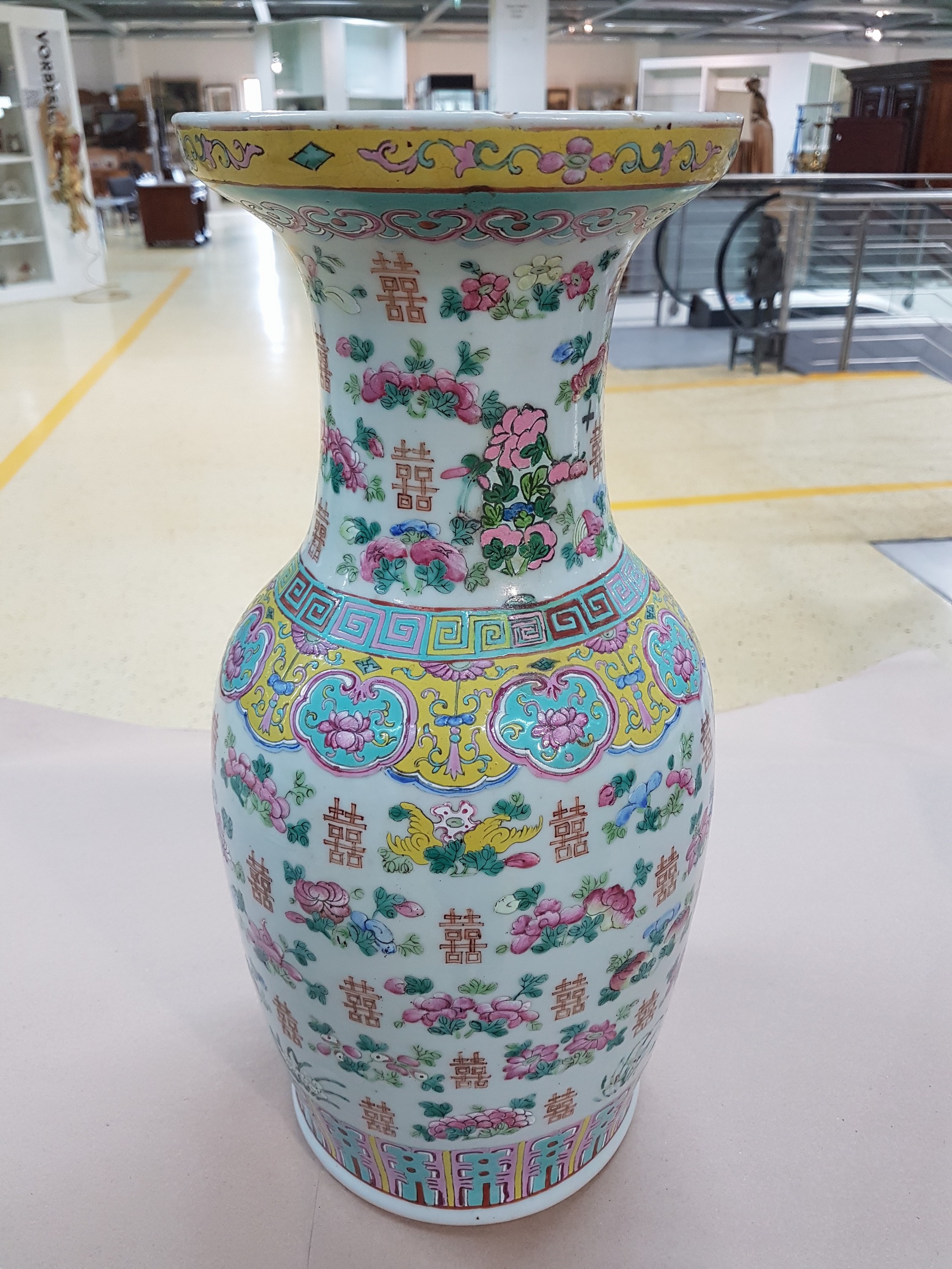 Detail c: Drei Balustervasen, China, späte Quing bzw. um 1900, Aufglasurmalerei mit Blumen und Ornament, H. je 45 cm, je mit Zertifikat der China National ...