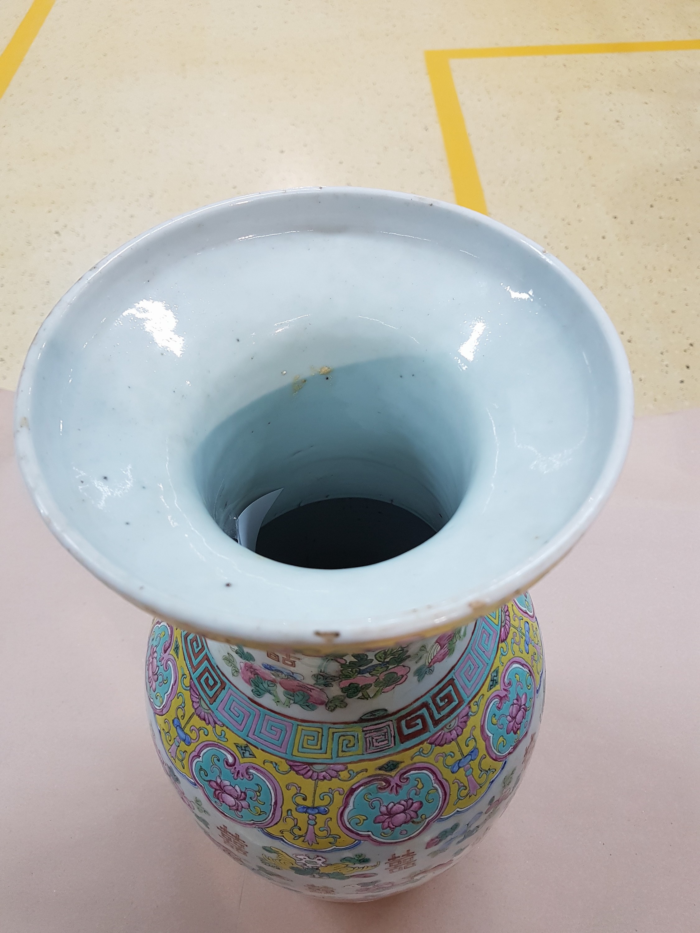 Detail d: Drei Balustervasen, China, späte Quing bzw. um 1900, Aufglasurmalerei mit Blumen und Ornament, H. je 45 cm, je mit Zertifikat der China National ...