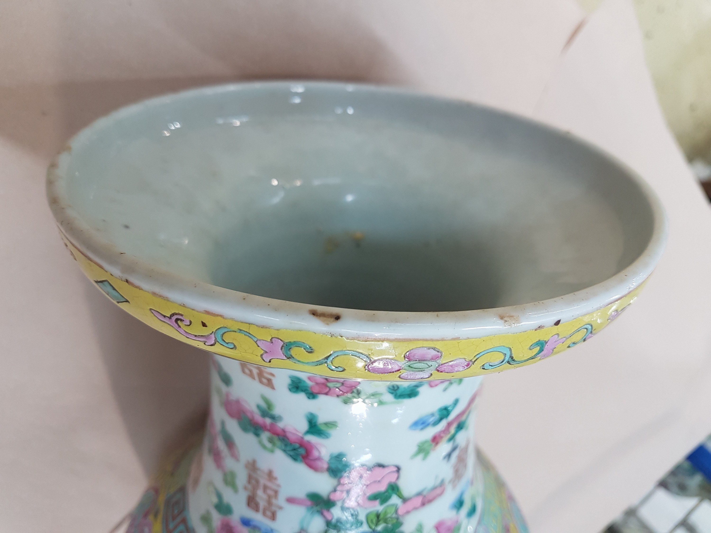 Detail f: Drei Balustervasen, China, späte Quing bzw. um 1900, Aufglasurmalerei mit Blumen und Ornament, H. je 45 cm, je mit Zertifikat der China National ...
