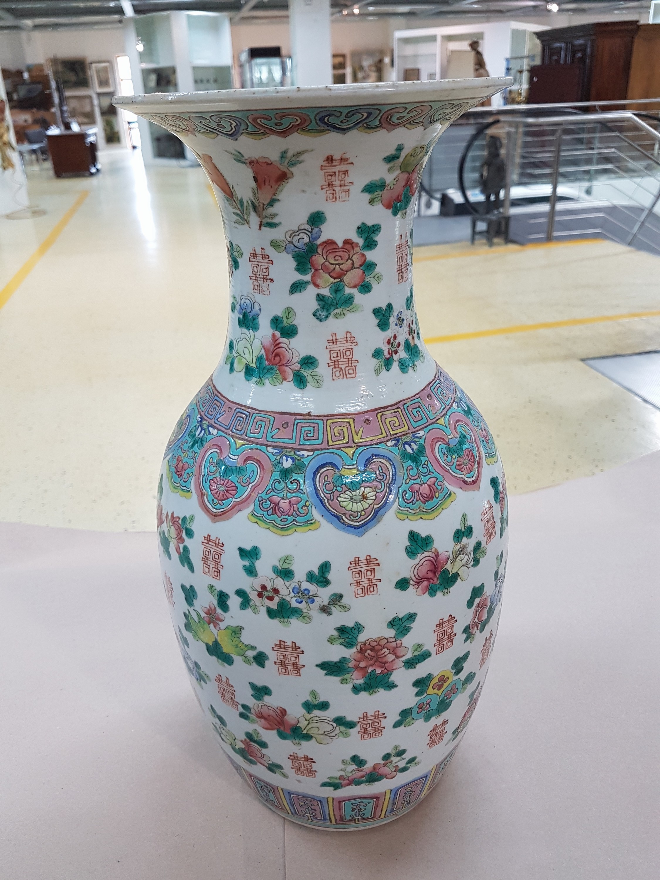 Detail g: Drei Balustervasen, China, späte Quing bzw. um 1900, Aufglasurmalerei mit Blumen und Ornament, H. je 45 cm, je mit Zertifikat der China National ...