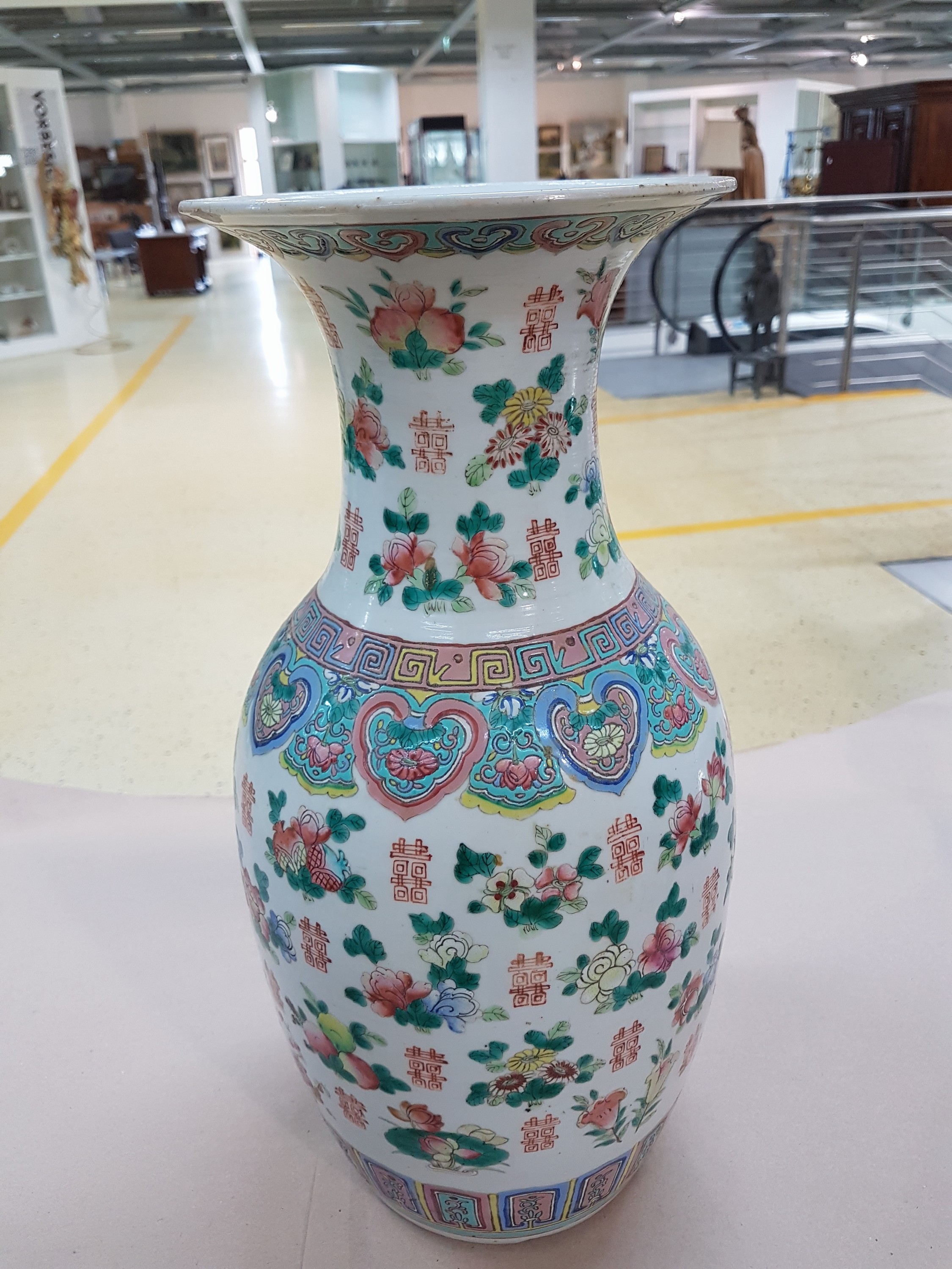Detail h: Drei Balustervasen, China, späte Quing bzw. um 1900, Aufglasurmalerei mit Blumen und Ornament, H. je 45 cm, je mit Zertifikat der China National ...