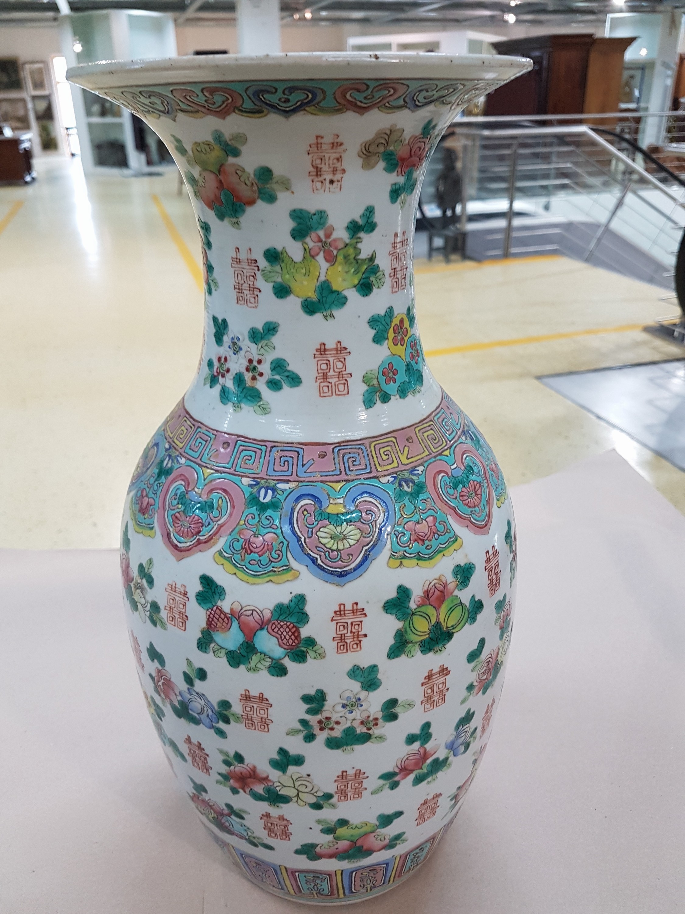 Detail i: Drei Balustervasen, China, späte Quing bzw. um 1900, Aufglasurmalerei mit Blumen und Ornament, H. je 45 cm, je mit Zertifikat der China National ...