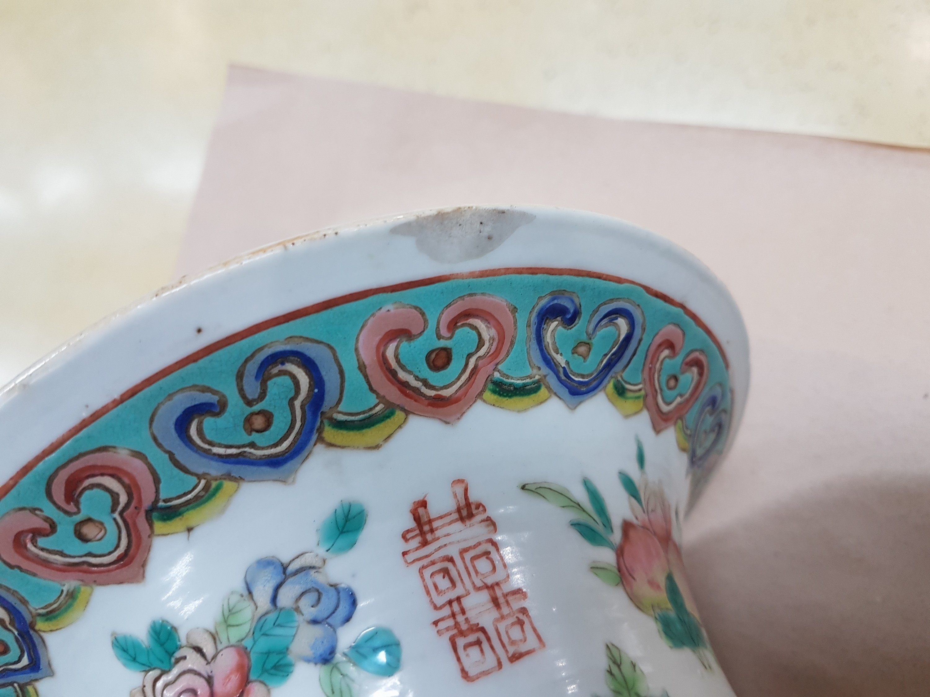 Detail l: Drei Balustervasen, China, späte Quing bzw. um 1900, Aufglasurmalerei mit Blumen und Ornament, H. je 45 cm, je mit Zertifikat der China National ...