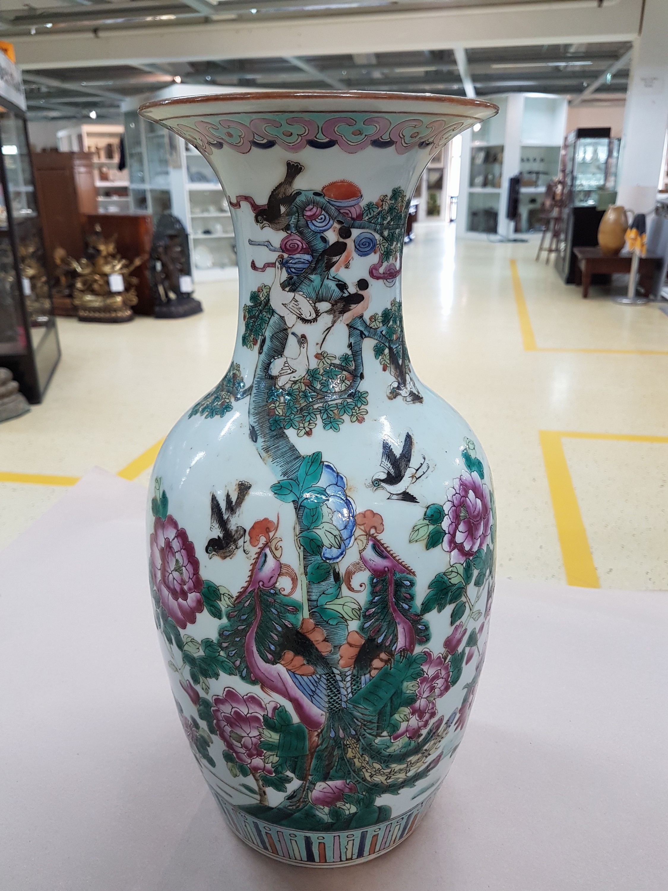 Detail m: Drei Balustervasen, China, späte Quing bzw. um 1900, Aufglasurmalerei mit Blumen und Ornament, H. je 45 cm, je mit Zertifikat der China National ...