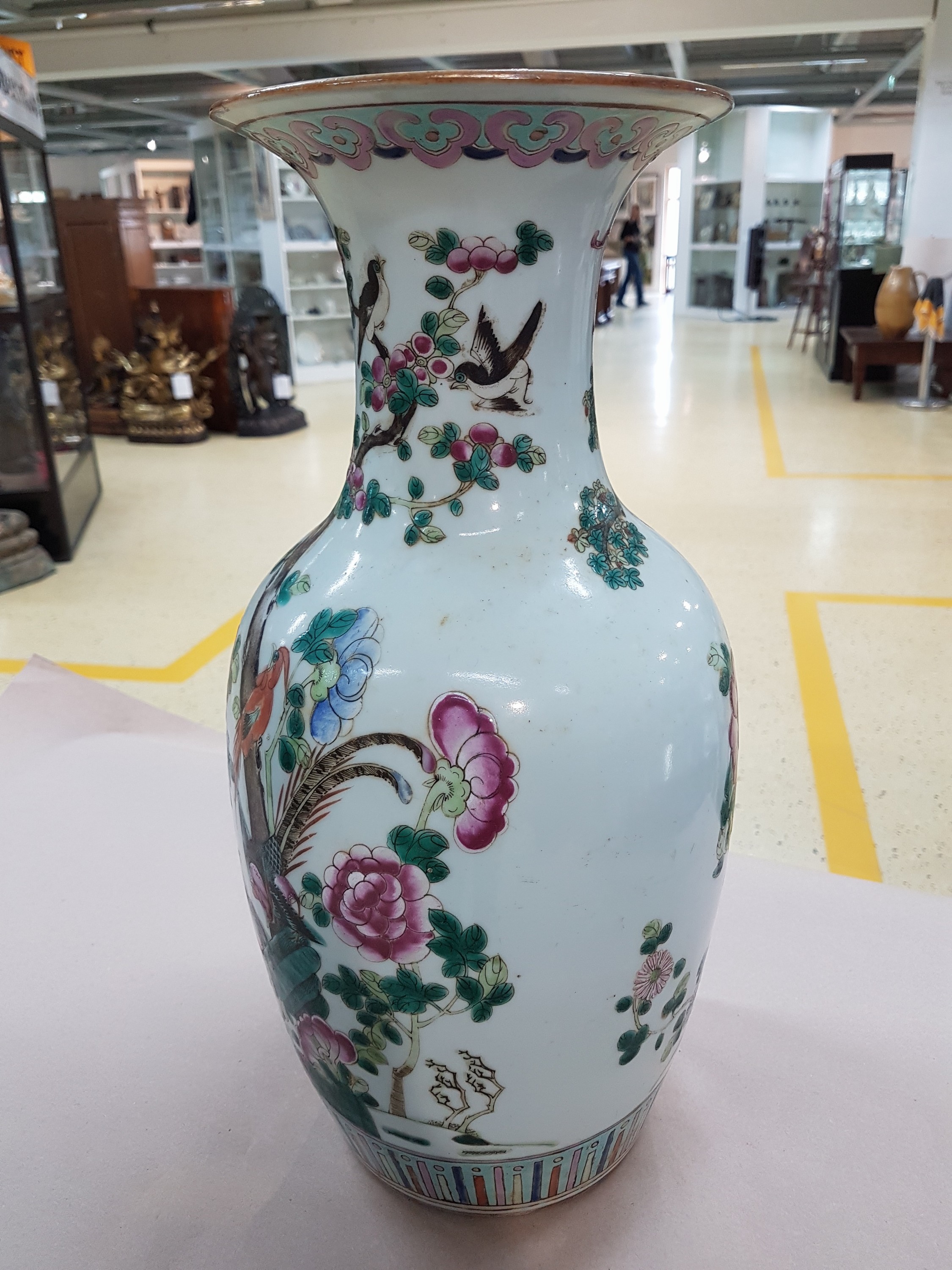 Detail n: Drei Balustervasen, China, späte Quing bzw. um 1900, Aufglasurmalerei mit Blumen und Ornament, H. je 45 cm, je mit Zertifikat der China National ...