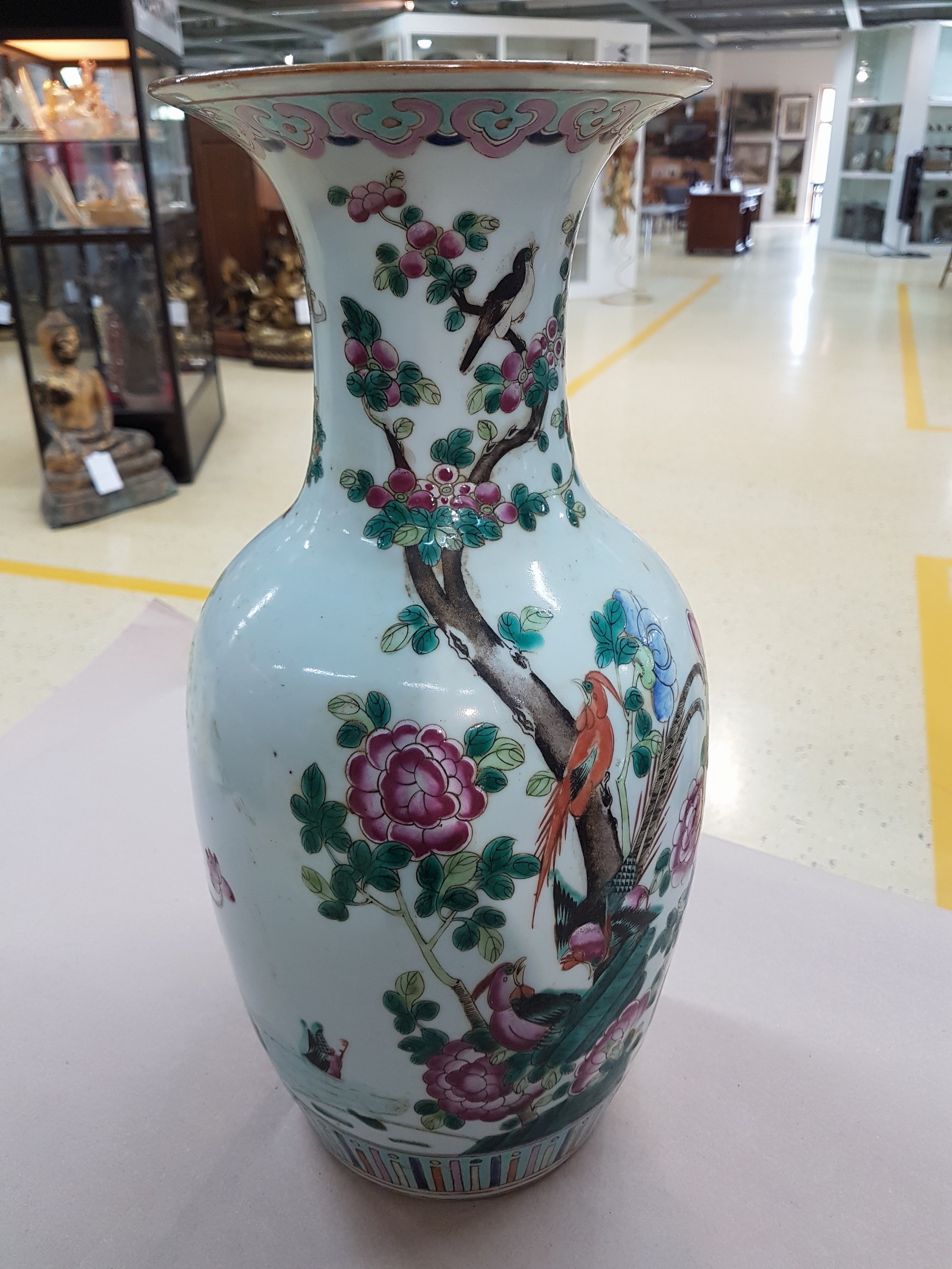 Detail o: Drei Balustervasen, China, späte Quing bzw. um 1900, Aufglasurmalerei mit Blumen und Ornament, H. je 45 cm, je mit Zertifikat der China National ...