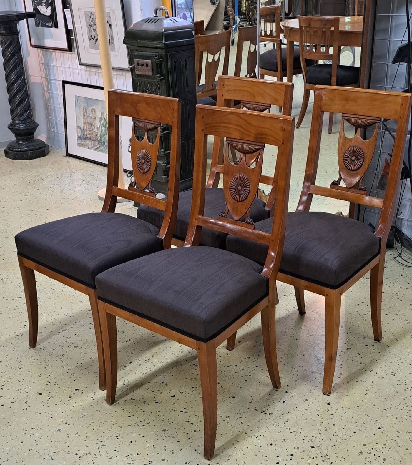Detail a: 4 Stühle, Biedermeier, 19. Jh., Kirschbaum massiv, im Rücken fein geschnitzte Lyra auf Tatzenfüßen, Sitz gepolstert und bezogen, Bezugsstoff ...