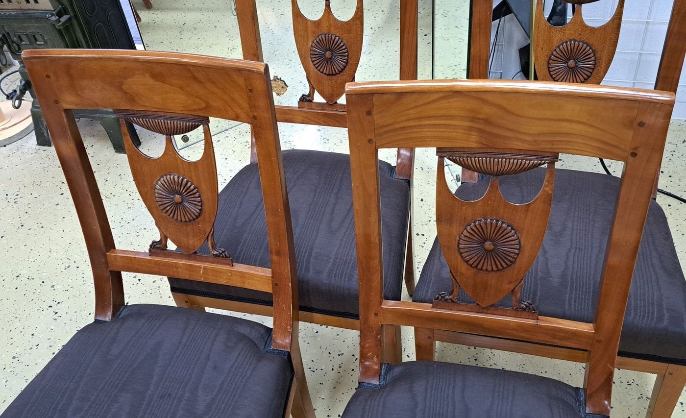 Detail b: 4 Stühle, Biedermeier, 19. Jh., Kirschbaum massiv, im Rücken fein geschnitzte Lyra auf Tatzenfüßen, Sitz gepolstert und bezogen, Bezugsstoff ...