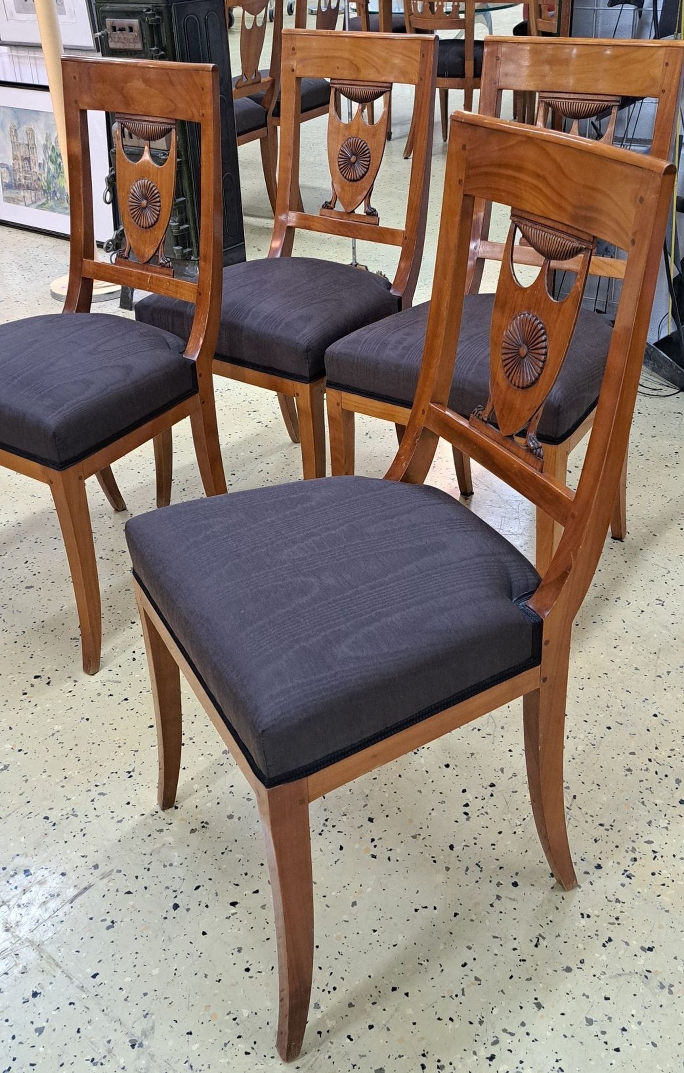 Detail c: 4 Stühle, Biedermeier, 19. Jh., Kirschbaum massiv, im Rücken fein geschnitzte Lyra auf Tatzenfüßen, Sitz gepolstert und bezogen, Bezugsstoff ...