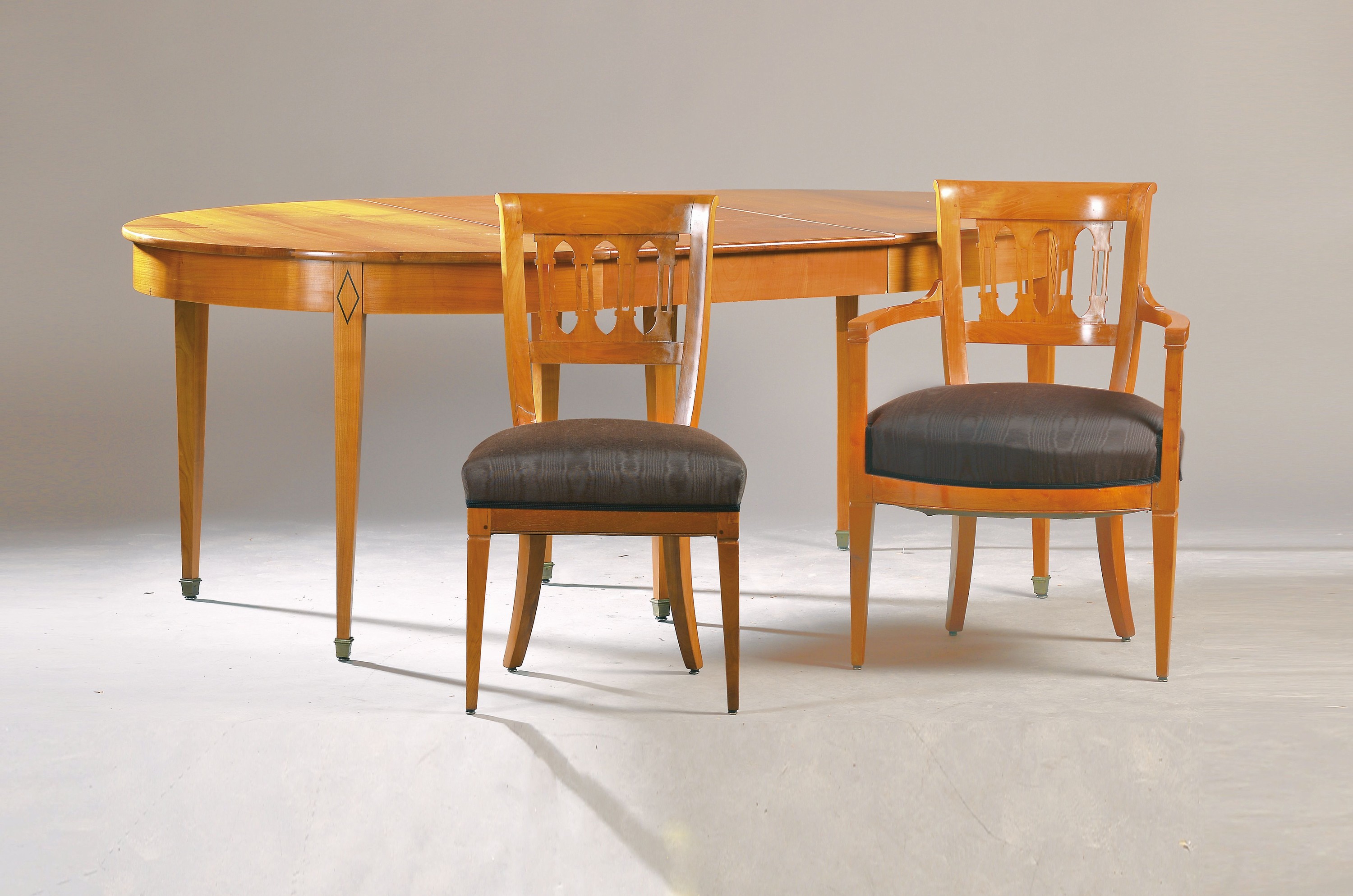 Sitzgruppe, Biedermeier, 19. Jh., Ausziehtisch und 6 Stühle (2 mit Armlehnen, Tisch auf spitz zulaufenden Beinen mit Messingschuhen, in den Beinen ...