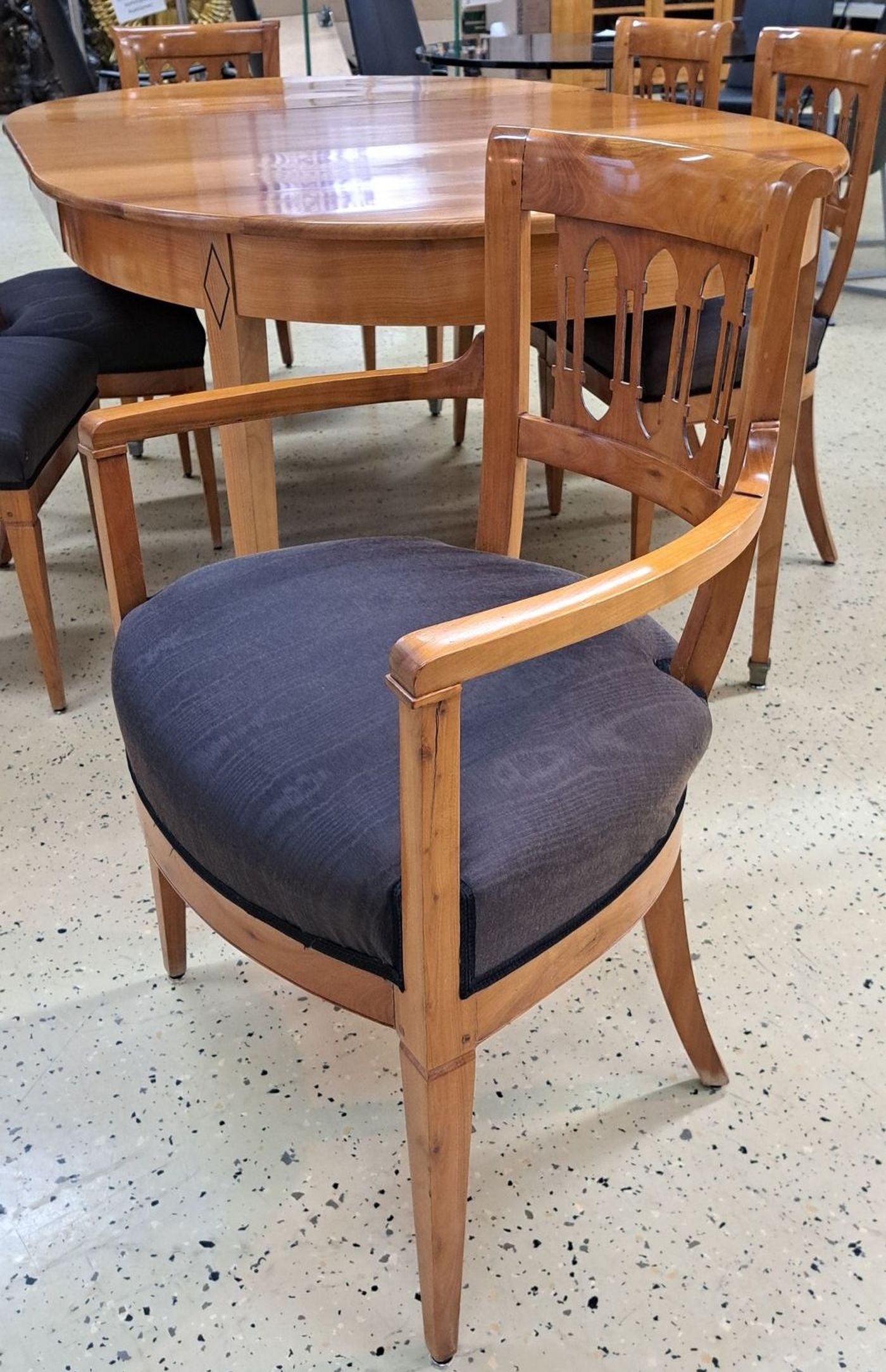 Detail c: Sitzgruppe, Biedermeier, 19. Jh., Ausziehtisch und 6 Stühle (2 mit Armlehnen, Tisch auf spitz zulaufenden Beinen mit Messingschuhen, in den Beinen ...