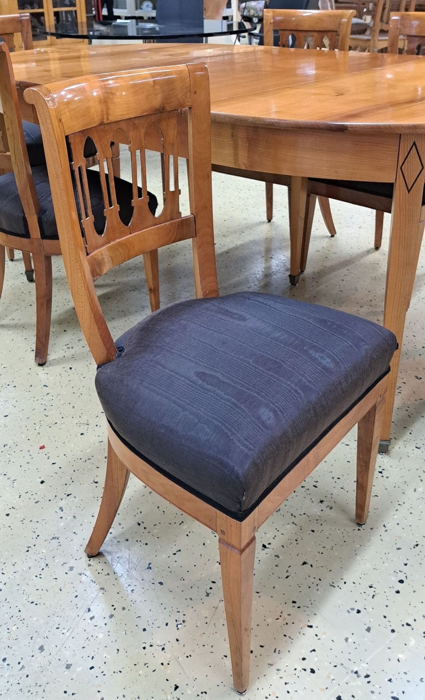 Detail d: Sitzgruppe, Biedermeier, 19. Jh., Ausziehtisch und 6 Stühle (2 mit Armlehnen, Tisch auf spitz zulaufenden Beinen mit Messingschuhen, in den Beinen ...