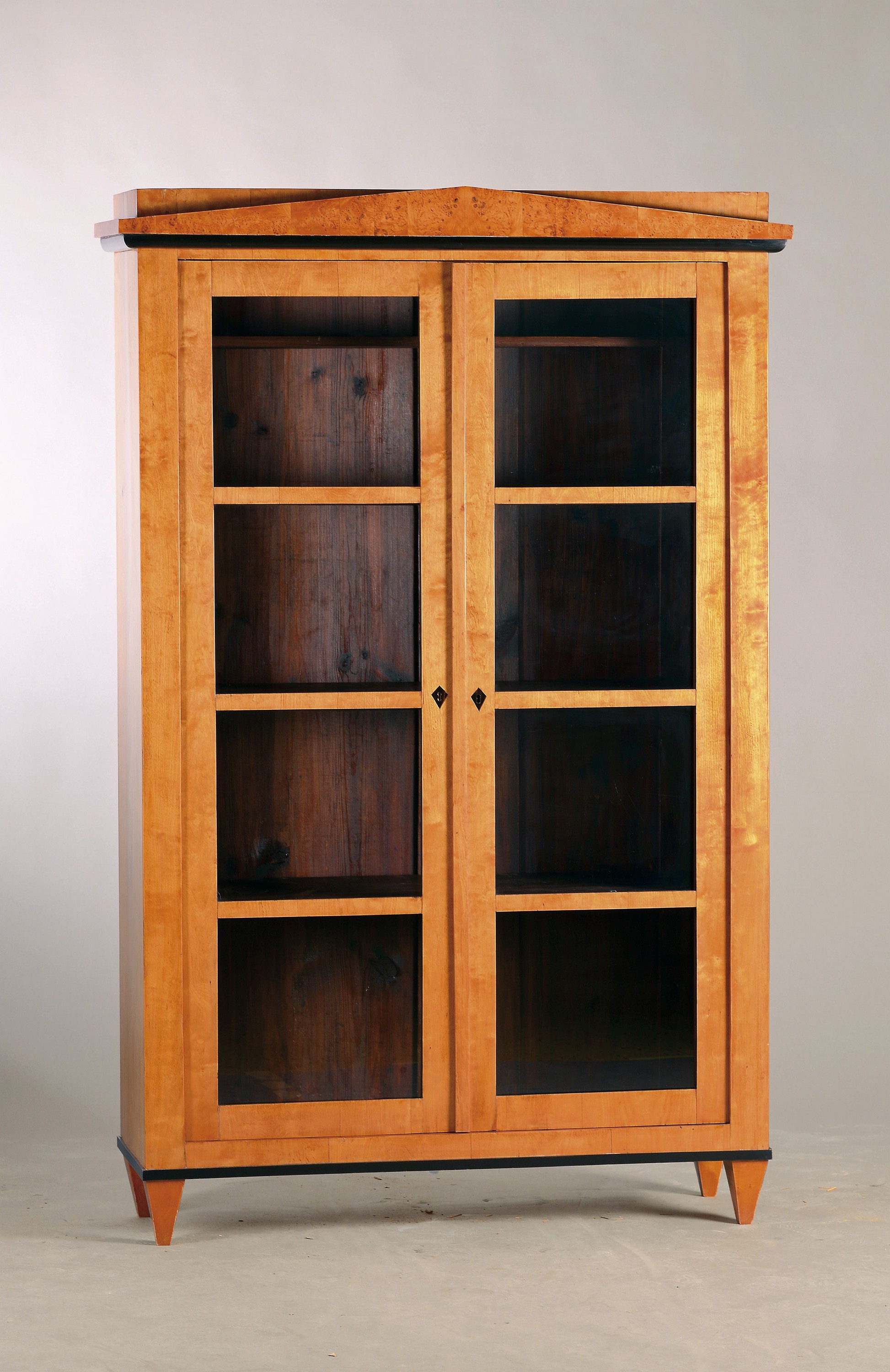 Biedermeier Vitrine, 19. Jh., Ahornfurnier, z.T. massiv, zweitürig, versprosst, orig. Glaseinsätze, Schellack handpoliert, orig. Schloss, 1 ...