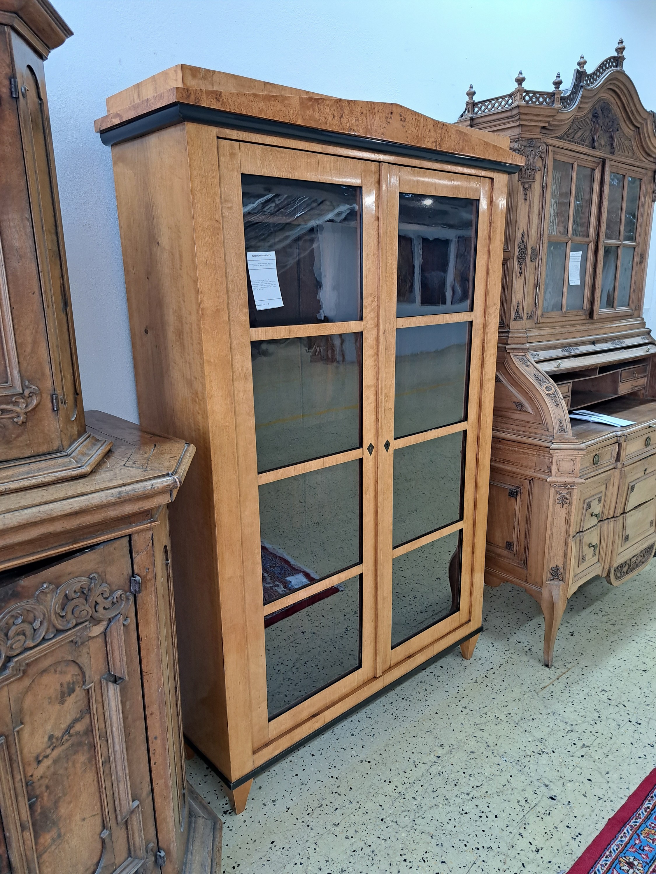 Detail a: Biedermeier Vitrine, 19. Jh., Ahornfurnier, z.T. massiv, zweitürig, versprosst, orig. Glaseinsätze, Schellack handpoliert, orig. Schloss, 1 ...