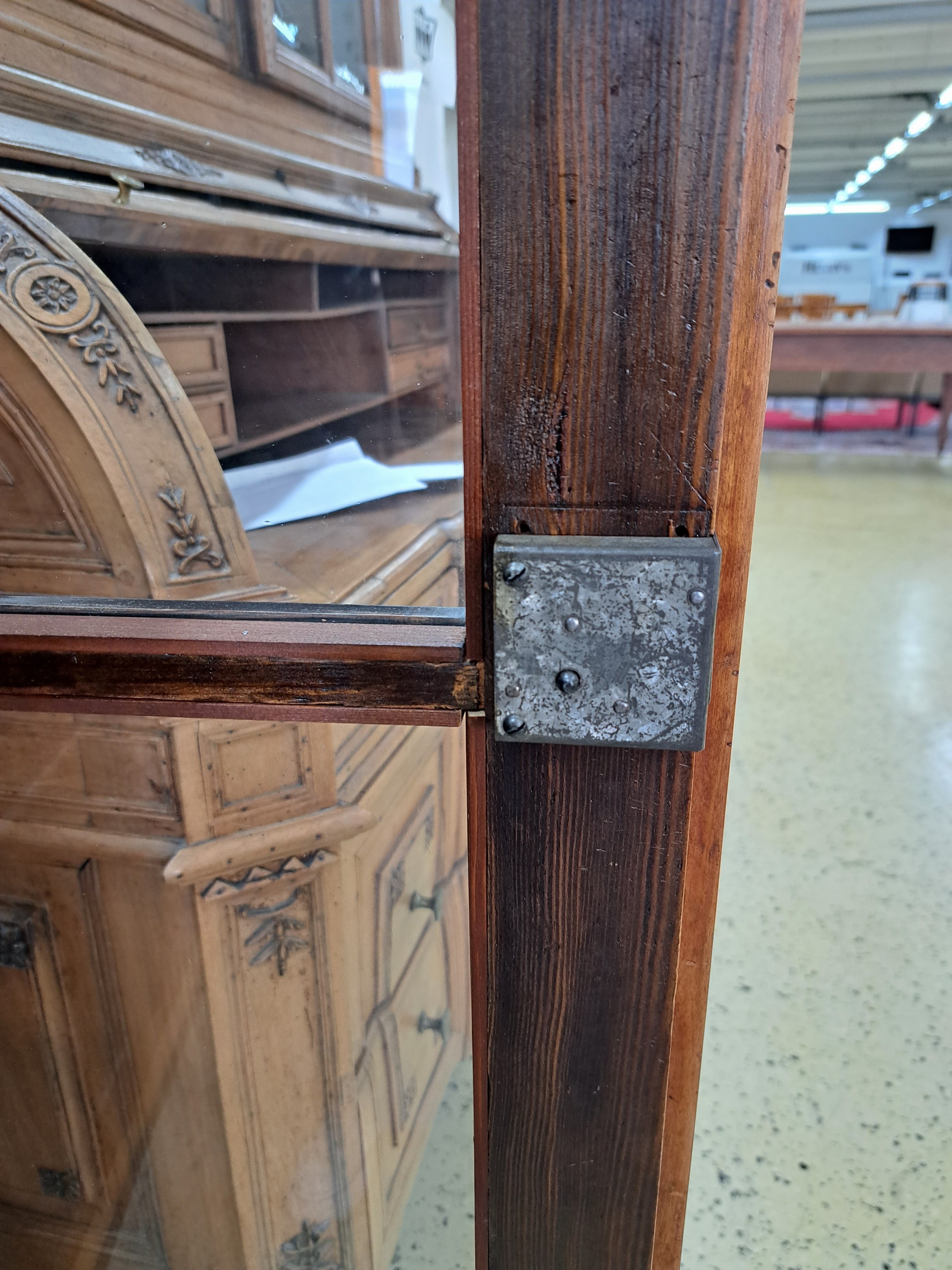 Detail e: Biedermeier Vitrine, 19. Jh., Ahornfurnier, z.T. massiv, zweitürig, versprosst, orig. Glaseinsätze, Schellack handpoliert, orig. Schloss, 1 ...