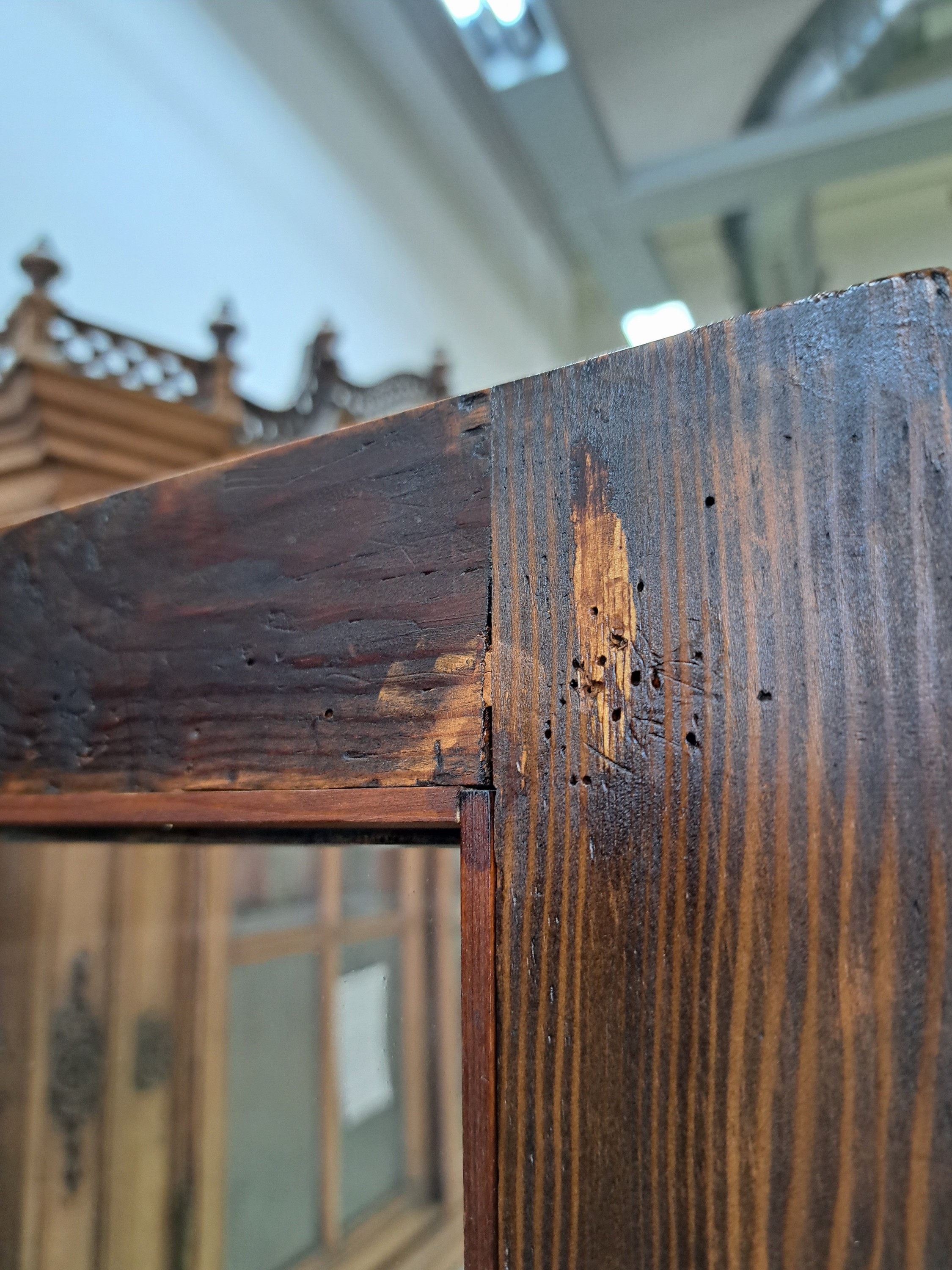 Detail f: Biedermeier Vitrine, 19. Jh., Ahornfurnier, z.T. massiv, zweitürig, versprosst, orig. Glaseinsätze, Schellack handpoliert, orig. Schloss, 1 ...