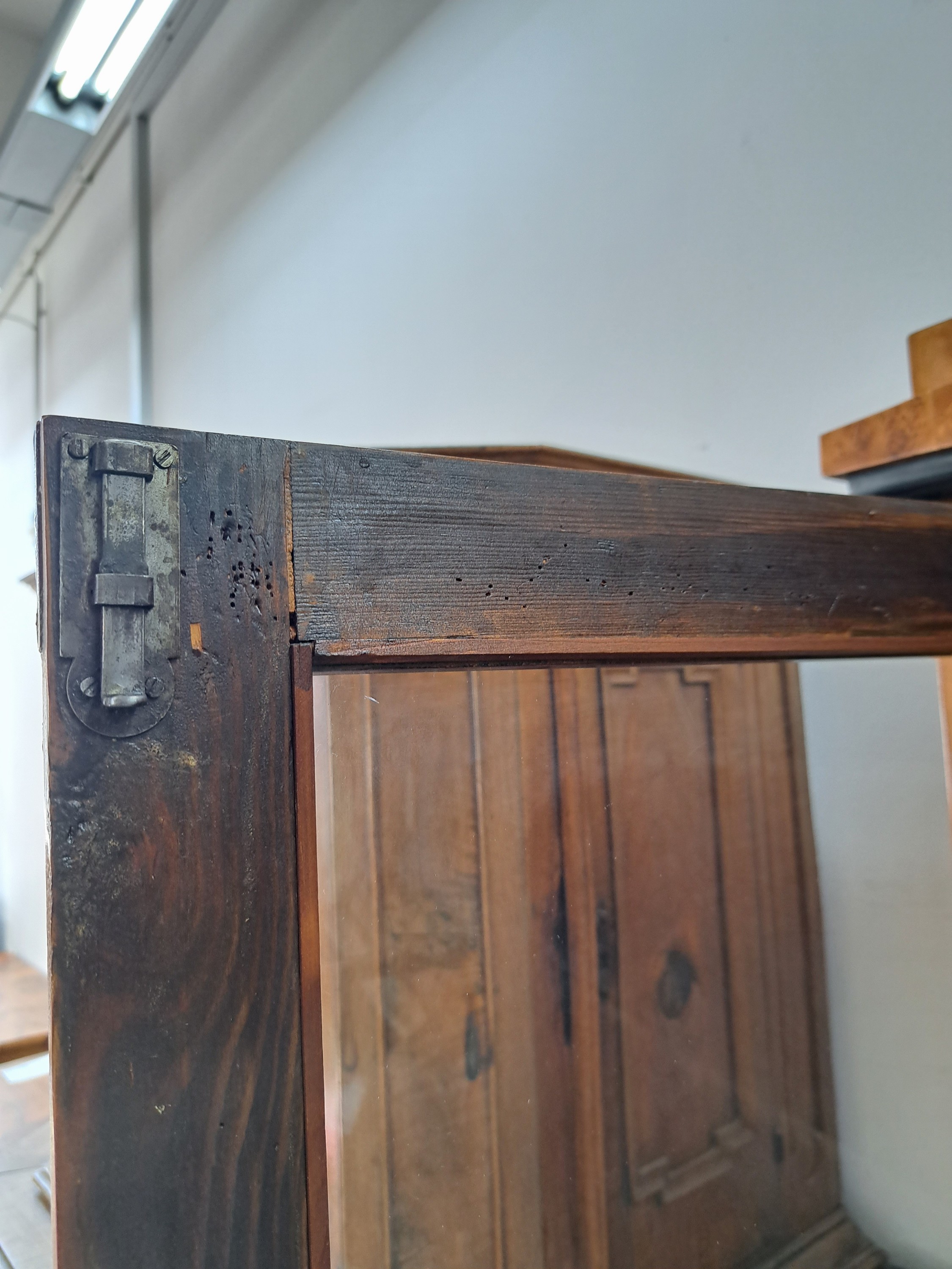 Detail g: Biedermeier Vitrine, 19. Jh., Ahornfurnier, z.T. massiv, zweitürig, versprosst, orig. Glaseinsätze, Schellack handpoliert, orig. Schloss, 1 ...
