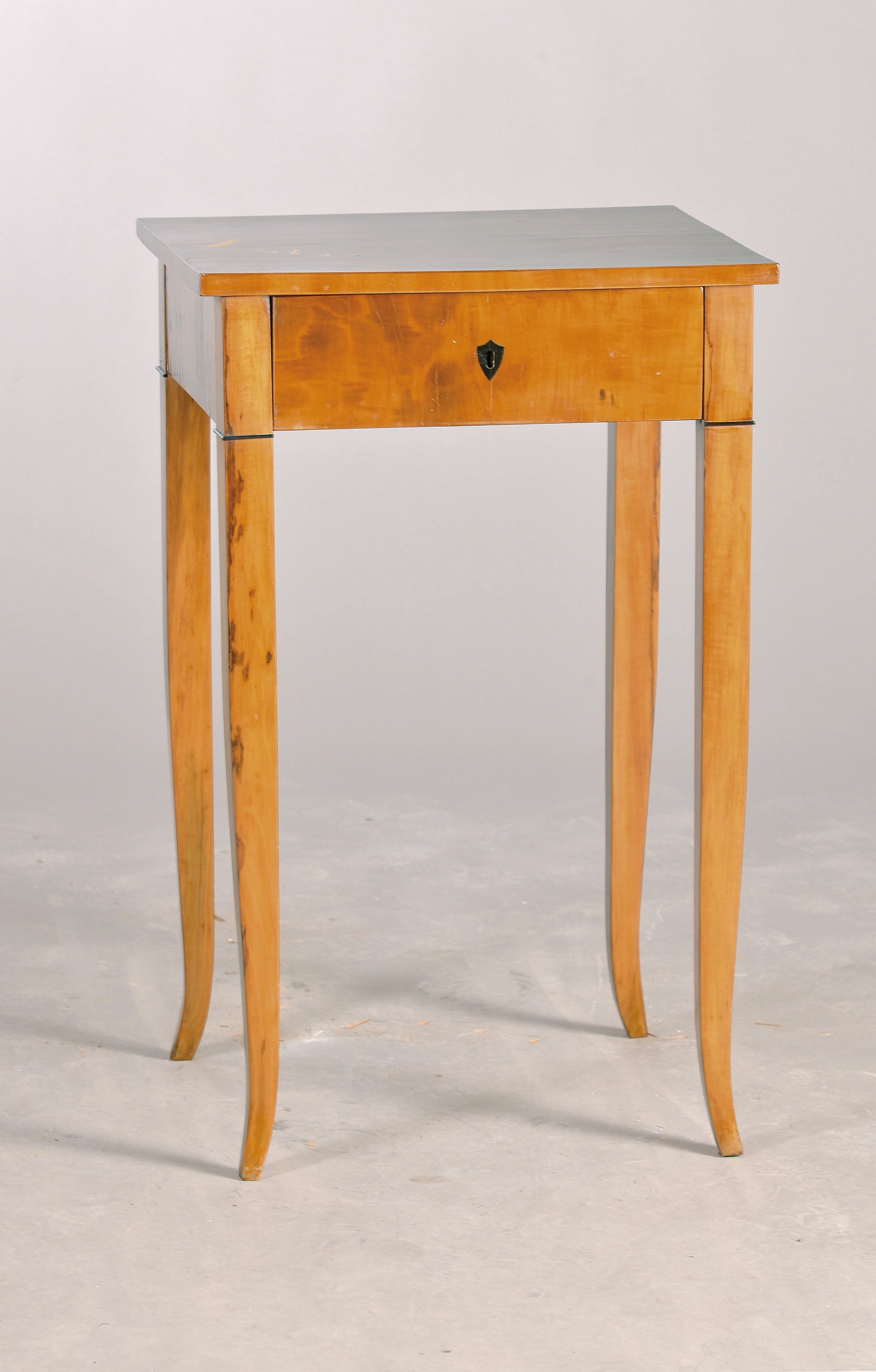 Zierlicher Biedermeier Beistelltisch, um 1820, Obstholzfurnier, z.T. massiv, eine Schublade, auf spitz zulaufenden Beinen, Schloss und Schlüssel, ...