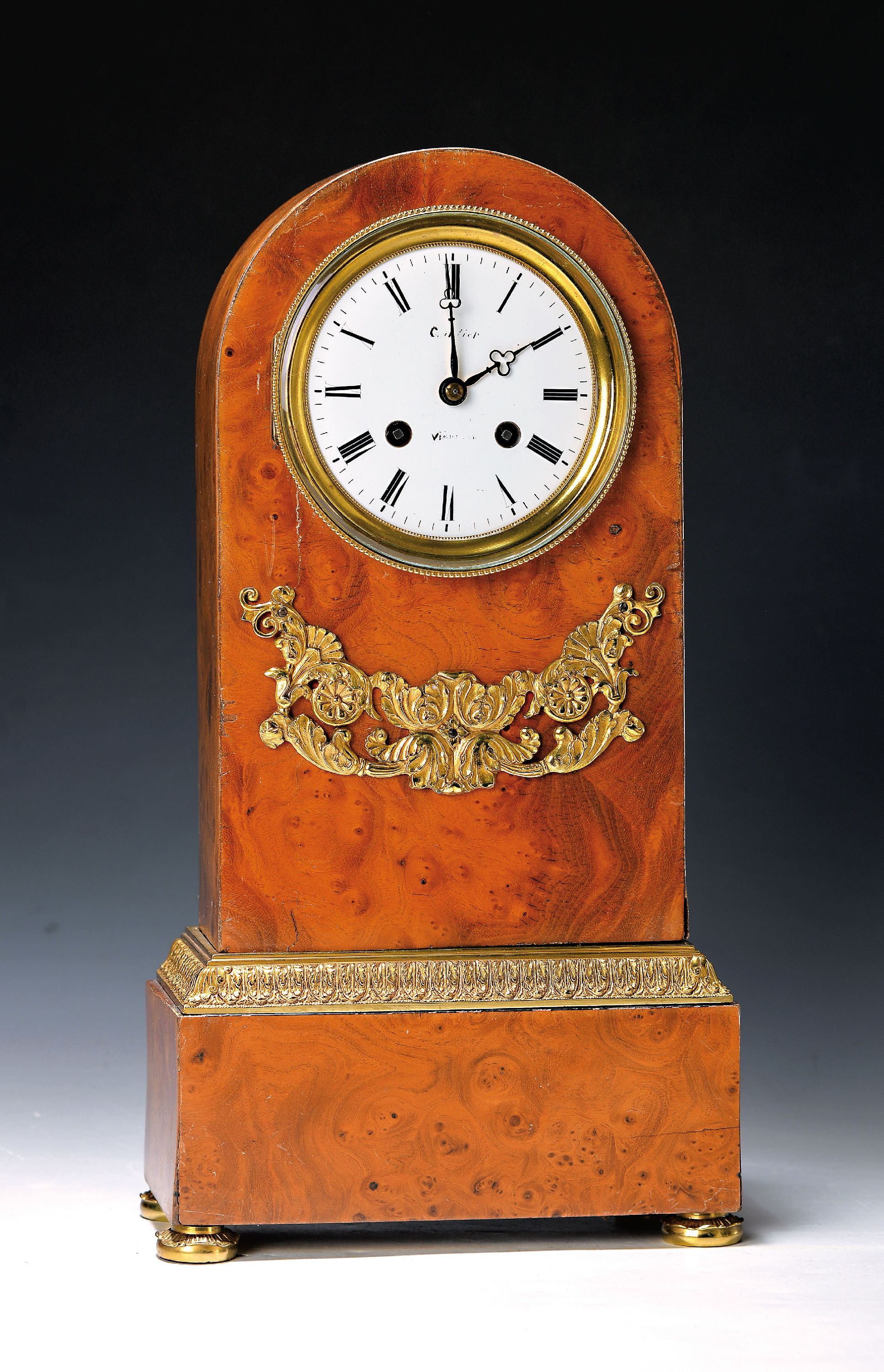 Tischuhr, Frankreich, um 1860, Gehäuse Wurzelnußfurnier, Sockel umlaufender Blattdekor, vergoldete Messingapplikation, facett. Glasdeckel mit ...