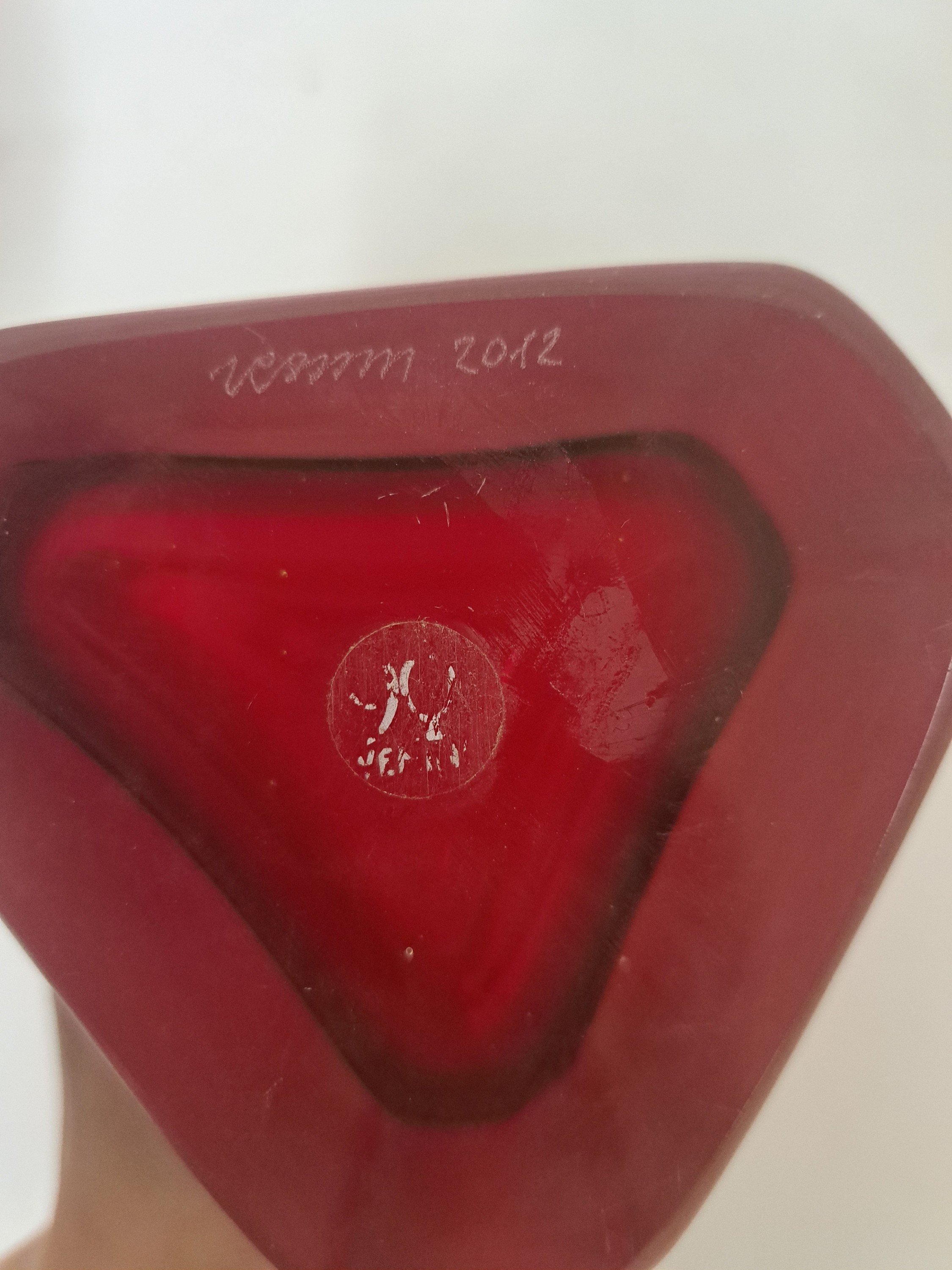 Detail e: Karaffe, Venini Murano, sommerso, mit rotem und gelbem Innenüberfang, signiert und dat. 2012, H. ca. 26cm