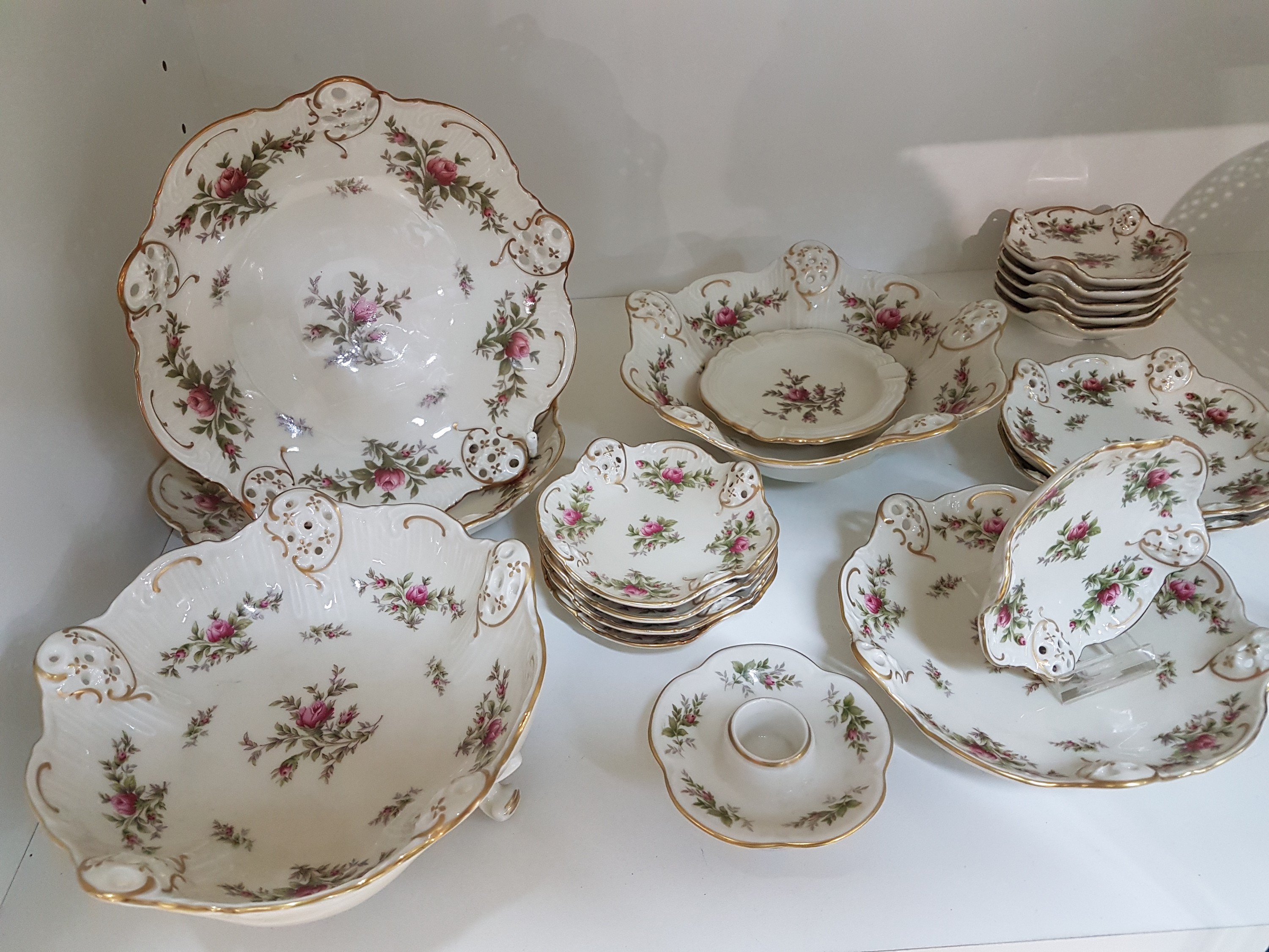 Detail a: 20 Teile Porzellan, Rosenthal, Molière, Dekor Moosrose, Schale auf drei Füßen, 2 Schalen 19.5cm, eine Schale 20cm, 2 Schalen 13cm, eine Schale ...