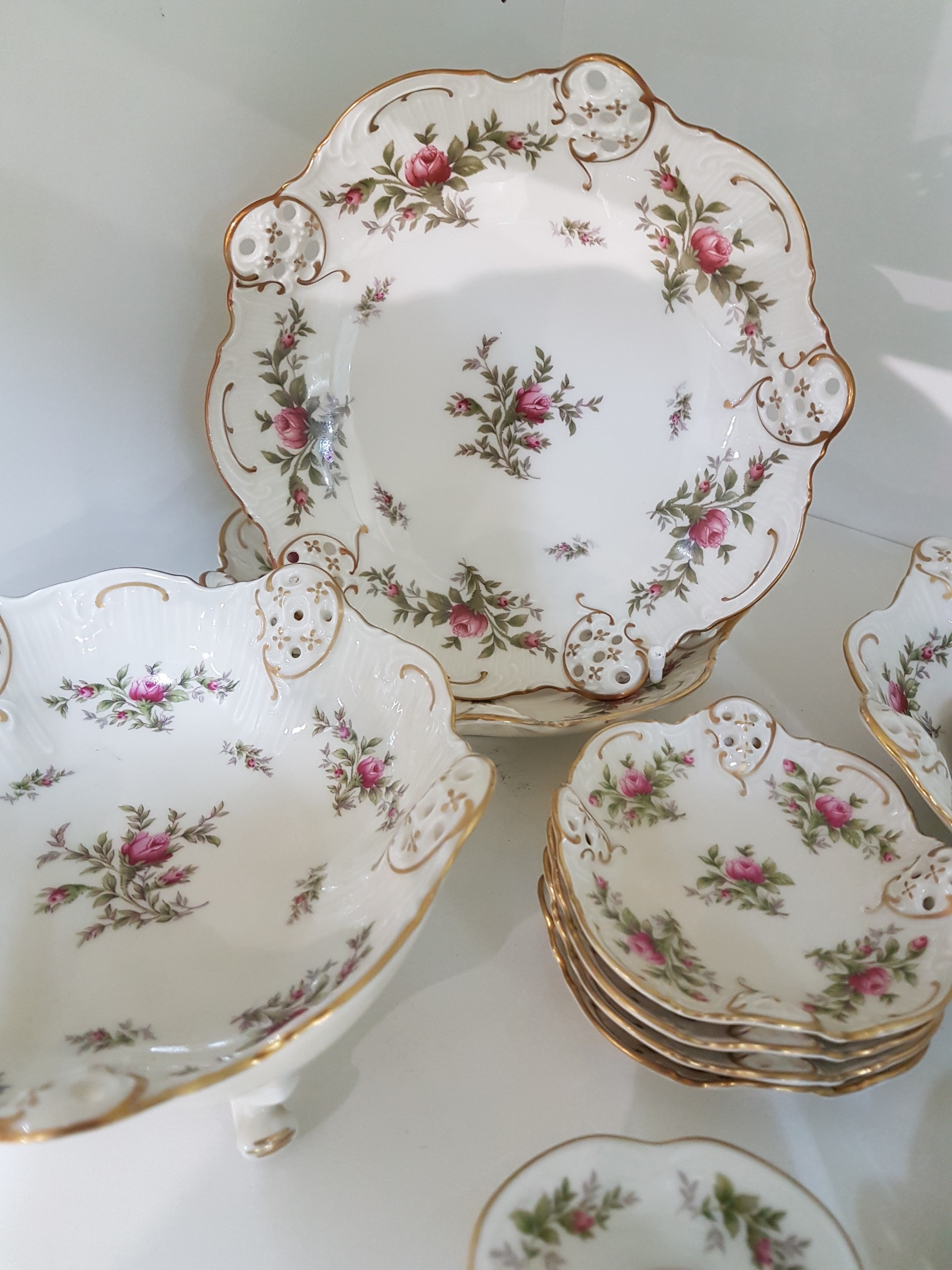Detail b: 20 Teile Porzellan, Rosenthal, Molière, Dekor Moosrose, Schale auf drei Füßen, 2 Schalen 19.5cm, eine Schale 20cm, 2 Schalen 13cm, eine Schale ...