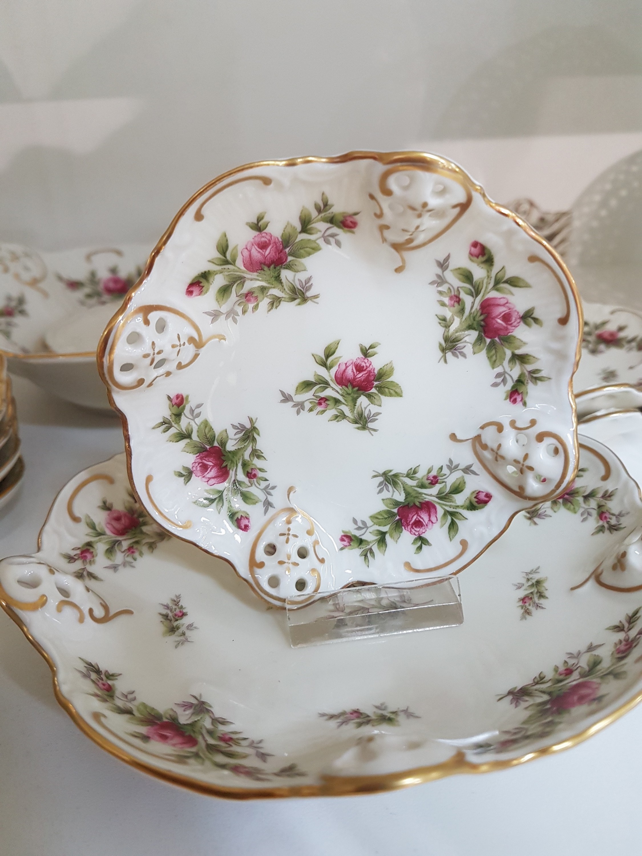 Detail c: 20 Teile Porzellan, Rosenthal, Molière, Dekor Moosrose, Schale auf drei Füßen, 2 Schalen 19.5cm, eine Schale 20cm, 2 Schalen 13cm, eine Schale ...