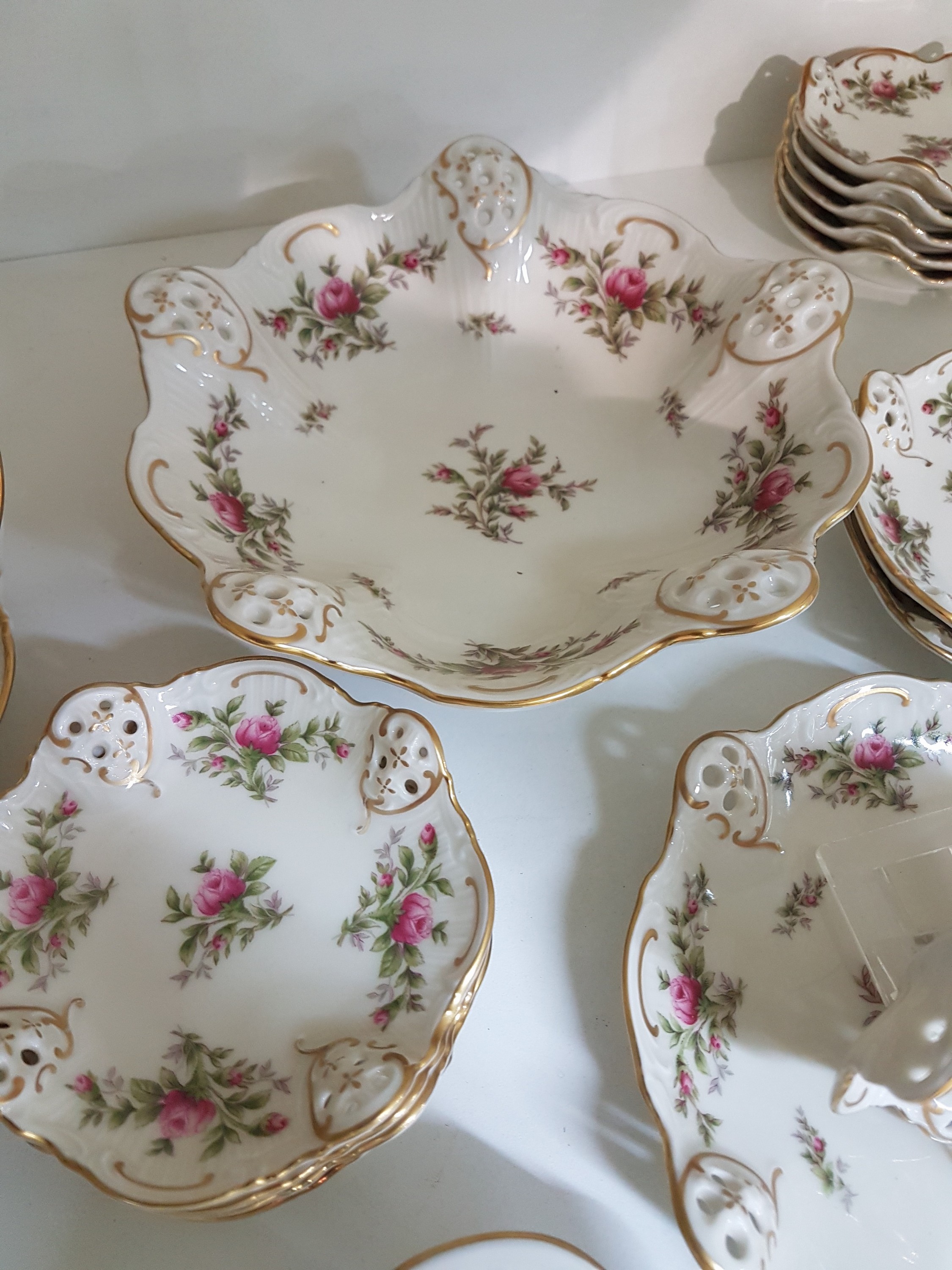 Detail d: 20 Teile Porzellan, Rosenthal, Molière, Dekor Moosrose, Schale auf drei Füßen, 2 Schalen 19.5cm, eine Schale 20cm, 2 Schalen 13cm, eine Schale ...