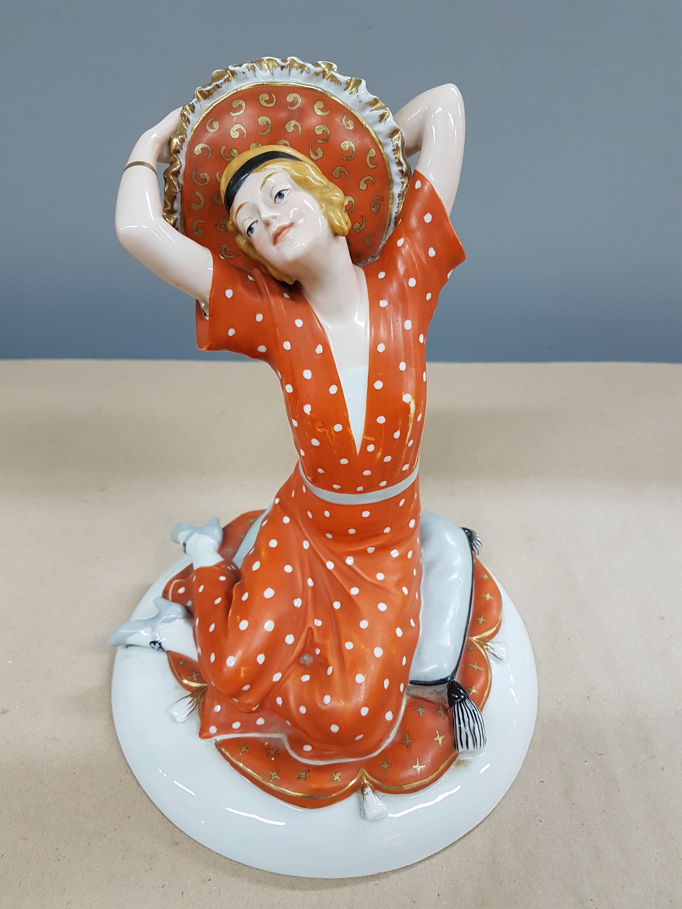 Detail a: Porzellanfigur, Fraureuth Kunstabteilung, Entwurf Eugen Dotterweich, junge Frau auf einem Kissen sitzend, ein weiteres Kissen hinter ihren Kopf ...