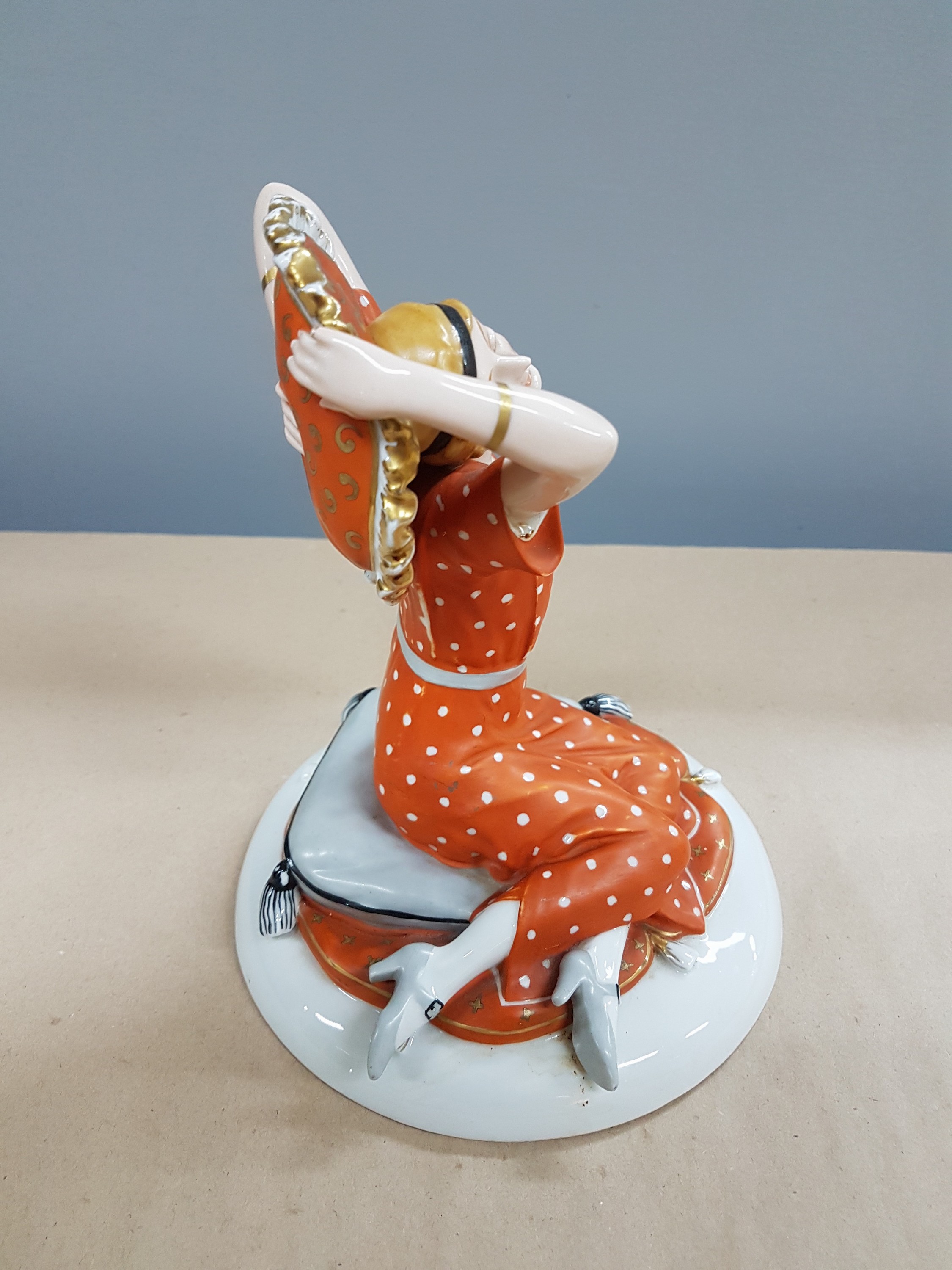 Detail b: Porzellanfigur, Fraureuth Kunstabteilung, Entwurf Eugen Dotterweich, junge Frau auf einem Kissen sitzend, ein weiteres Kissen hinter ihren Kopf ...